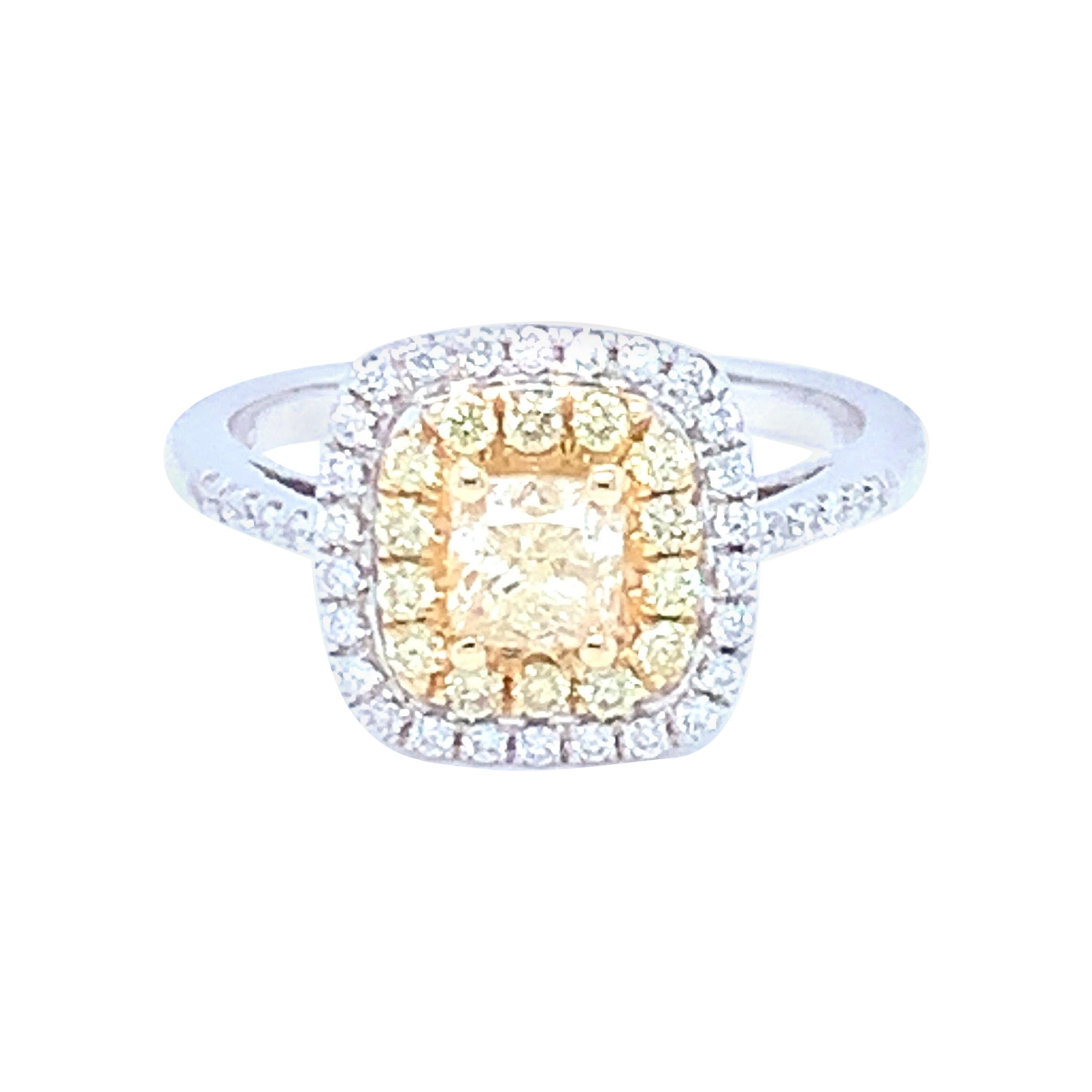 Bague halo de diamants blancs et de diamants jaunes taille coussin de 0,62 carat en vente