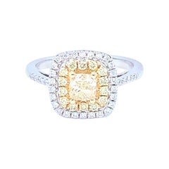 Bague halo de diamants blancs et de diamants jaunes taille coussin de 0,62 carat