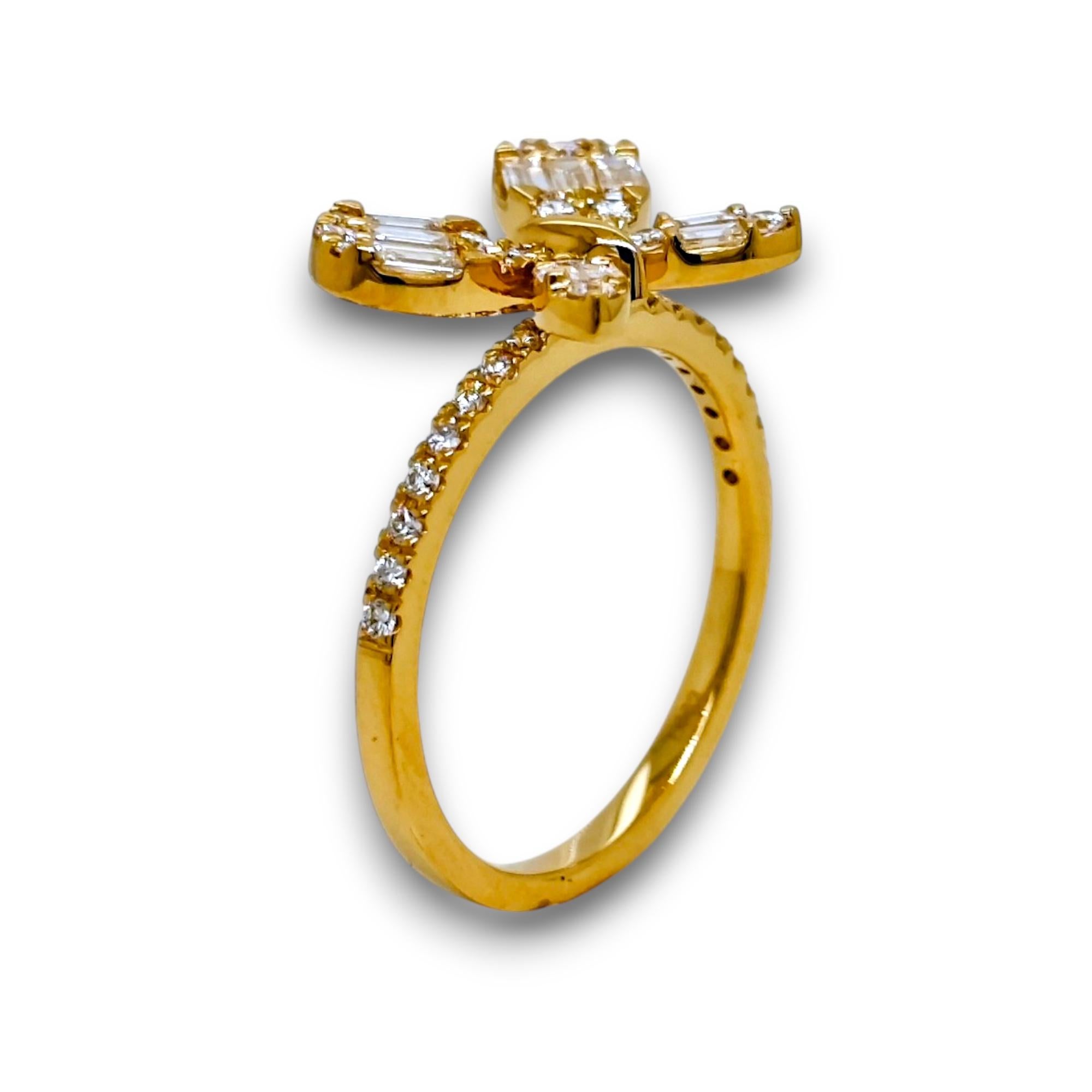 Baguette rastremato Anello in oro giallo con diamante da 0,62 carati in vendita