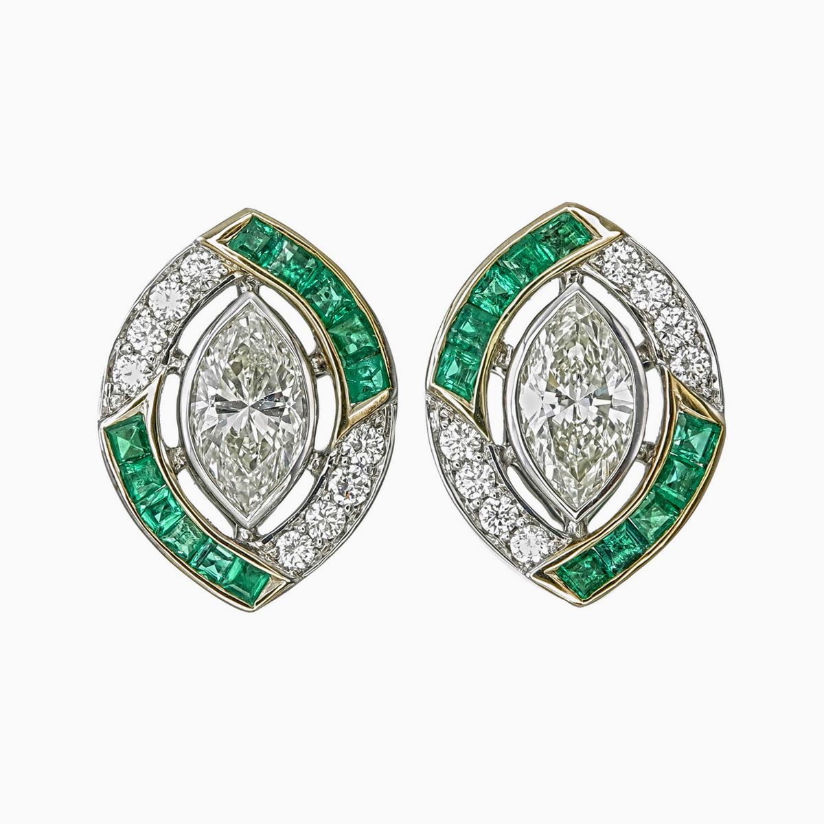 Gli eleganti orecchini con smeraldo e diamanti di REWA jewels sono realizzati a mano in oro bianco 18 carati.

Ha 21 pezzi di smeraldo antico del peso di 0,62 carati circa.

Tempestato da 2 diamanti a forma di marquis del peso di circa 1,26 carati e