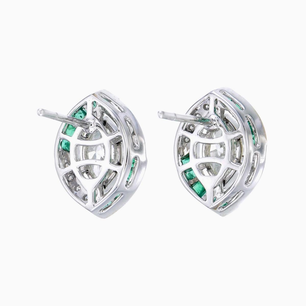 Moderno 0.62 Carat Emerald And Diamond Earrings In 18 Karat White Gold in vendita