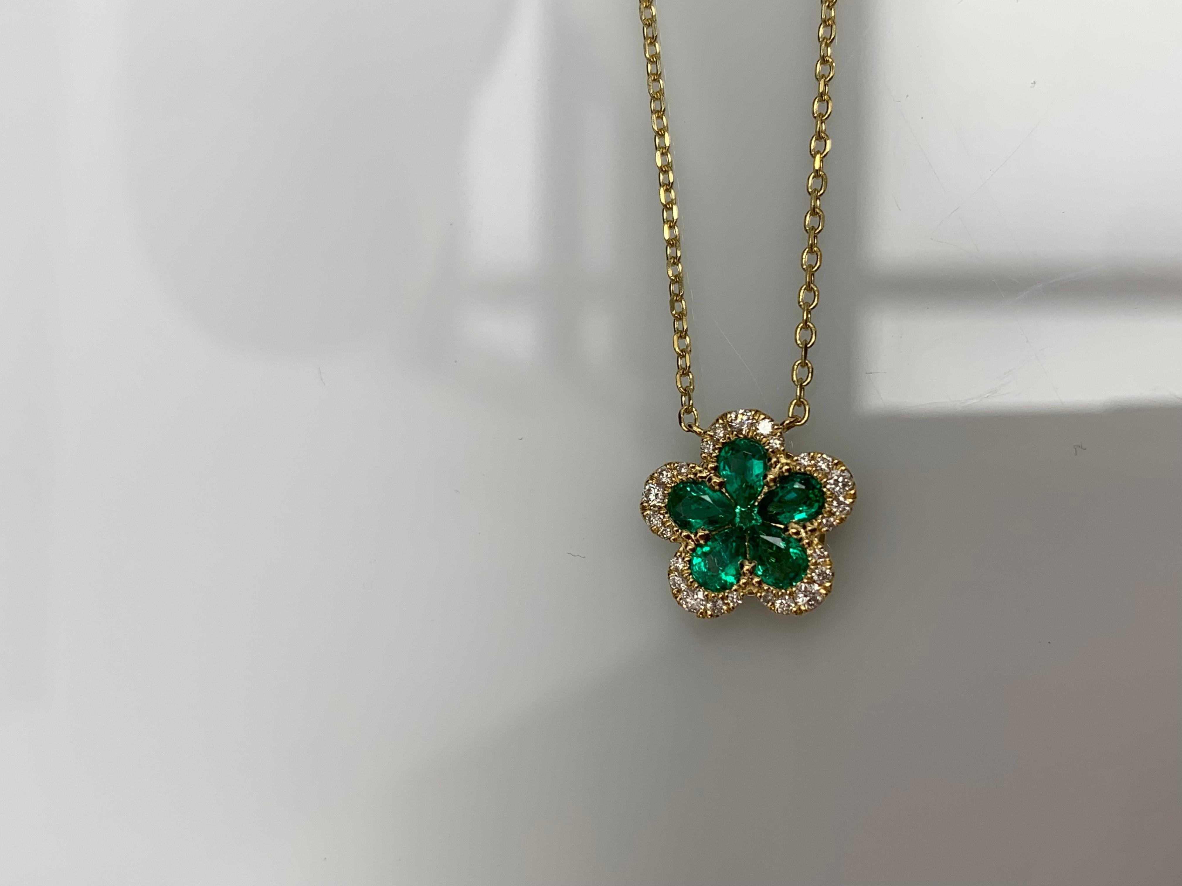 Un collier pendentif à la mode mettant en valeur des émeraudes de 0,62 carat. Les 6 émeraudes sont entourées d'une rangée de 25 diamants ronds taille brillant pesant 0,16 carats au total et réalisés en or jaune 18k. Il est accompagné d'une chaîne en
