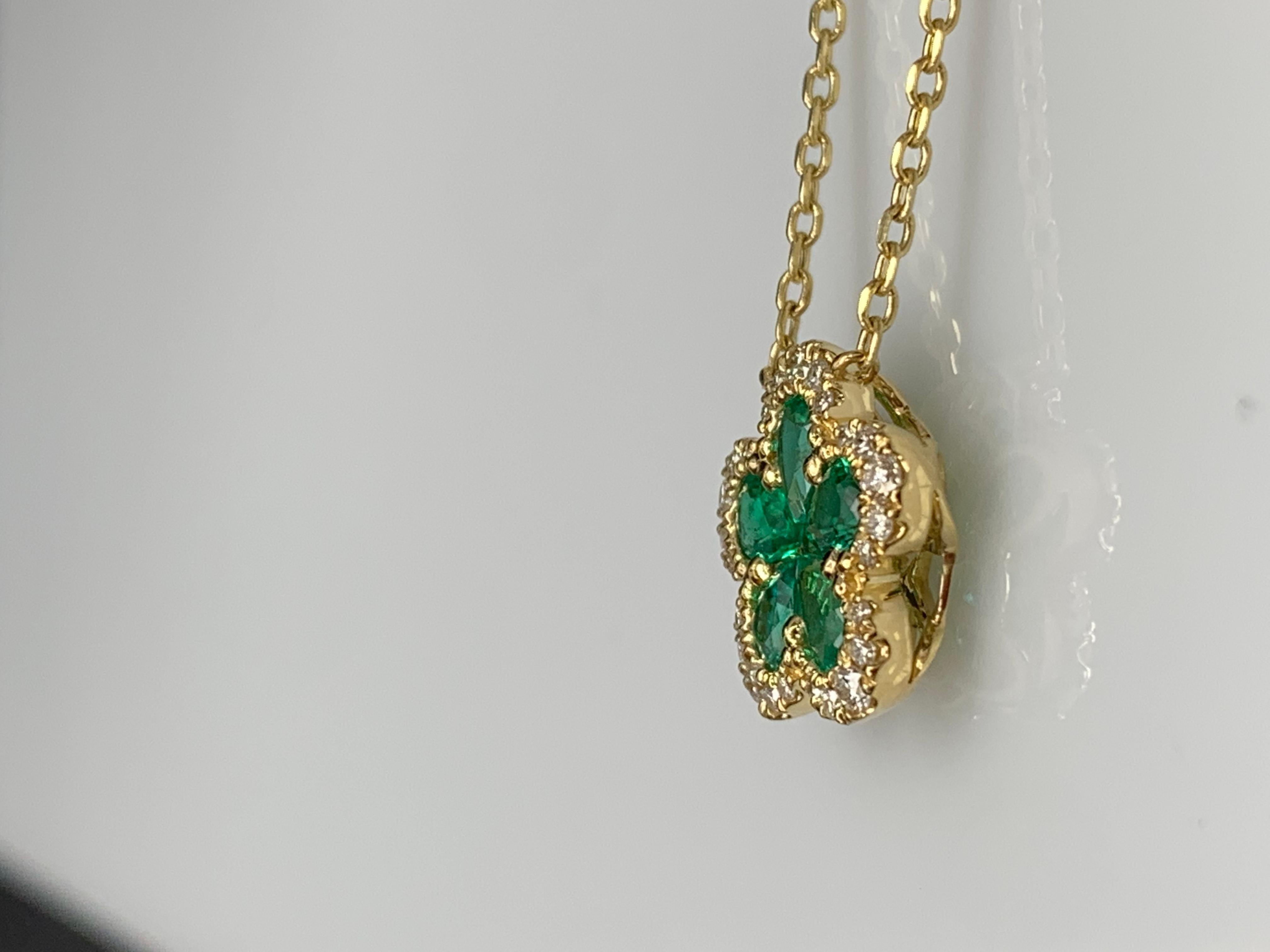 Moderne Collier pendentif en or jaune 18 carats avec émeraude fleurie et diamant de 0,62 carat en vente