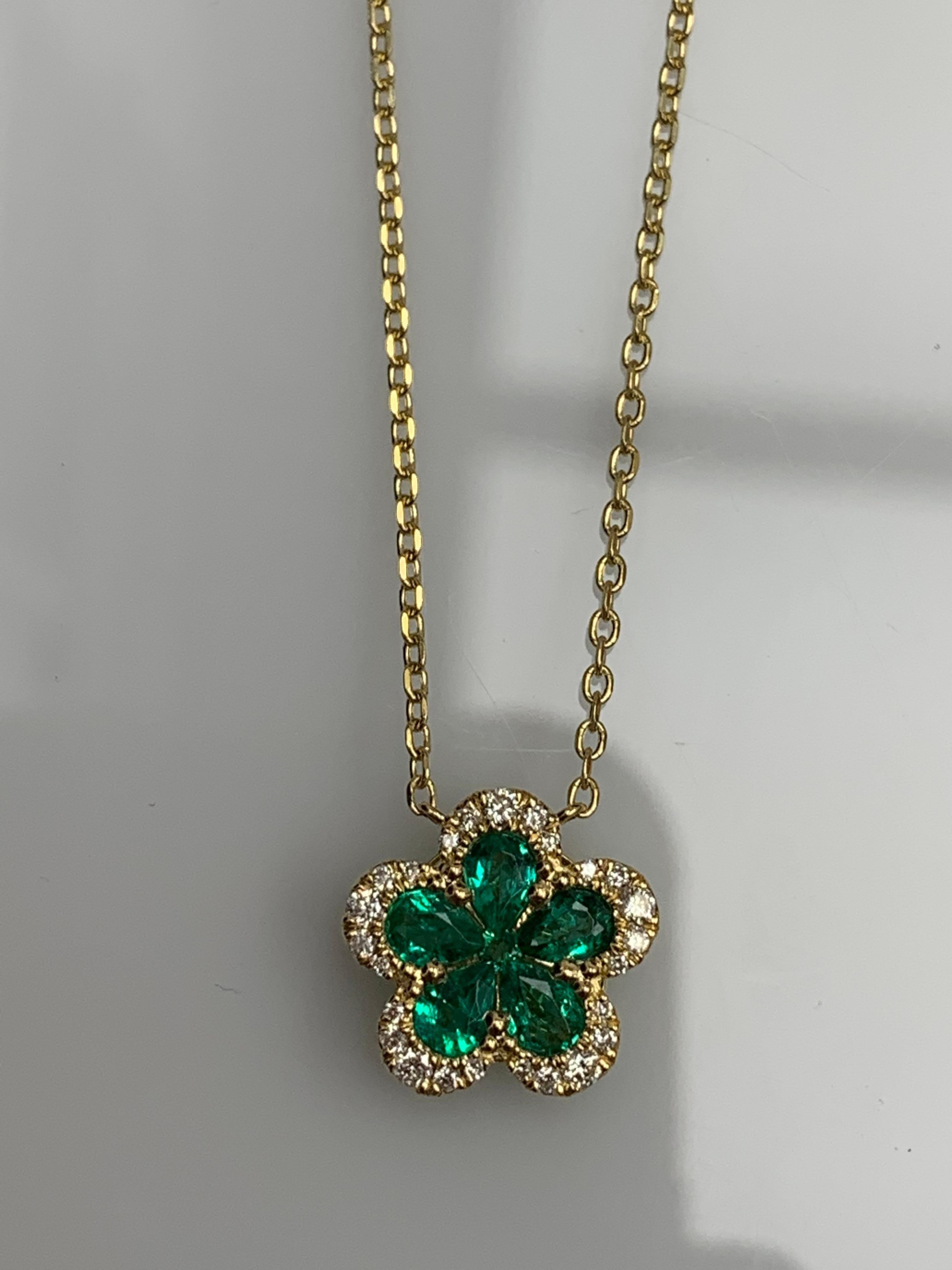 Taille ovale Collier pendentif en or jaune 18 carats avec émeraude fleurie et diamant de 0,62 carat en vente