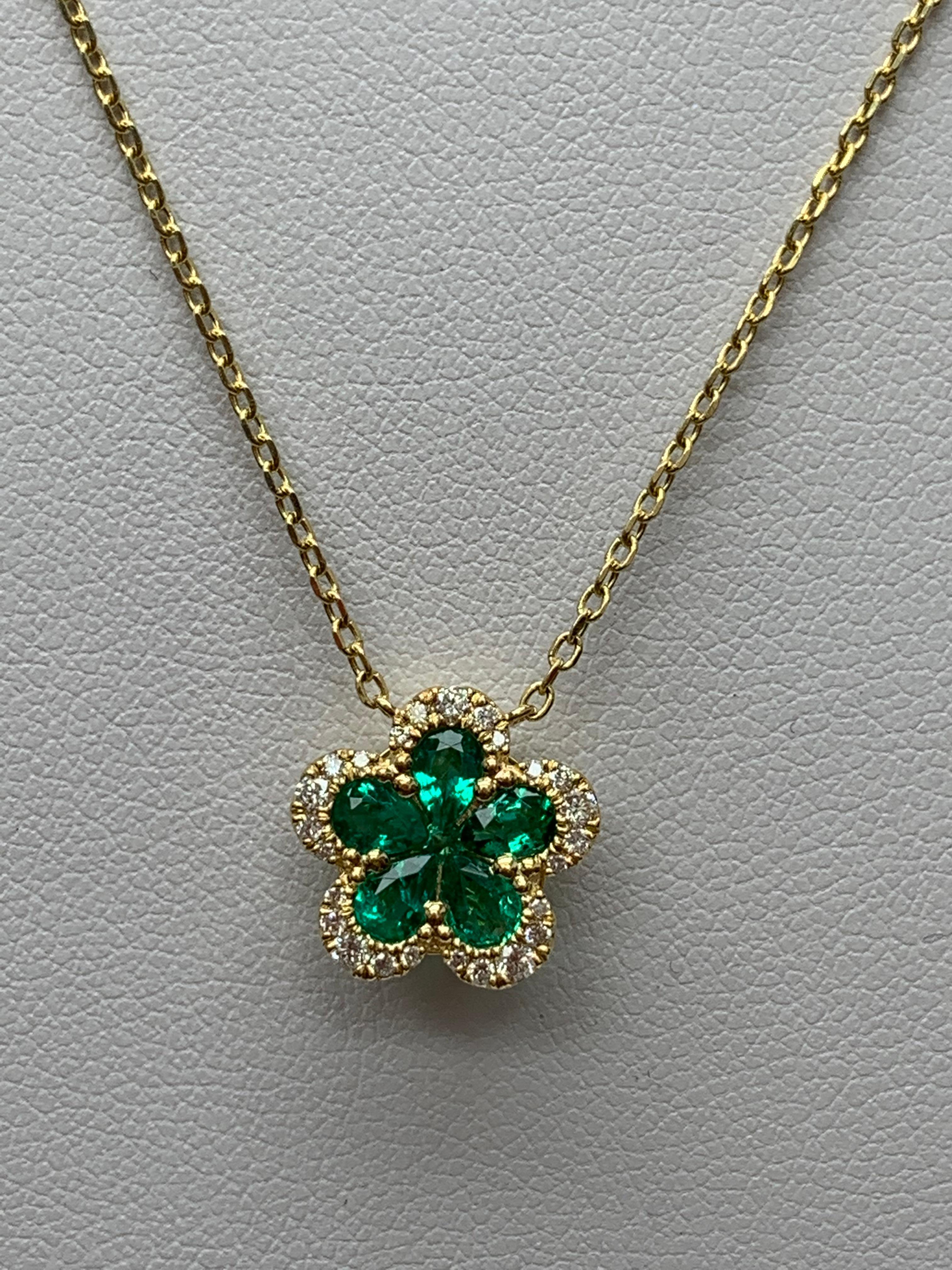Collier pendentif en or jaune 18 carats avec émeraude fleurie et diamant de 0,62 carat Neuf - En vente à NEW YORK, NY