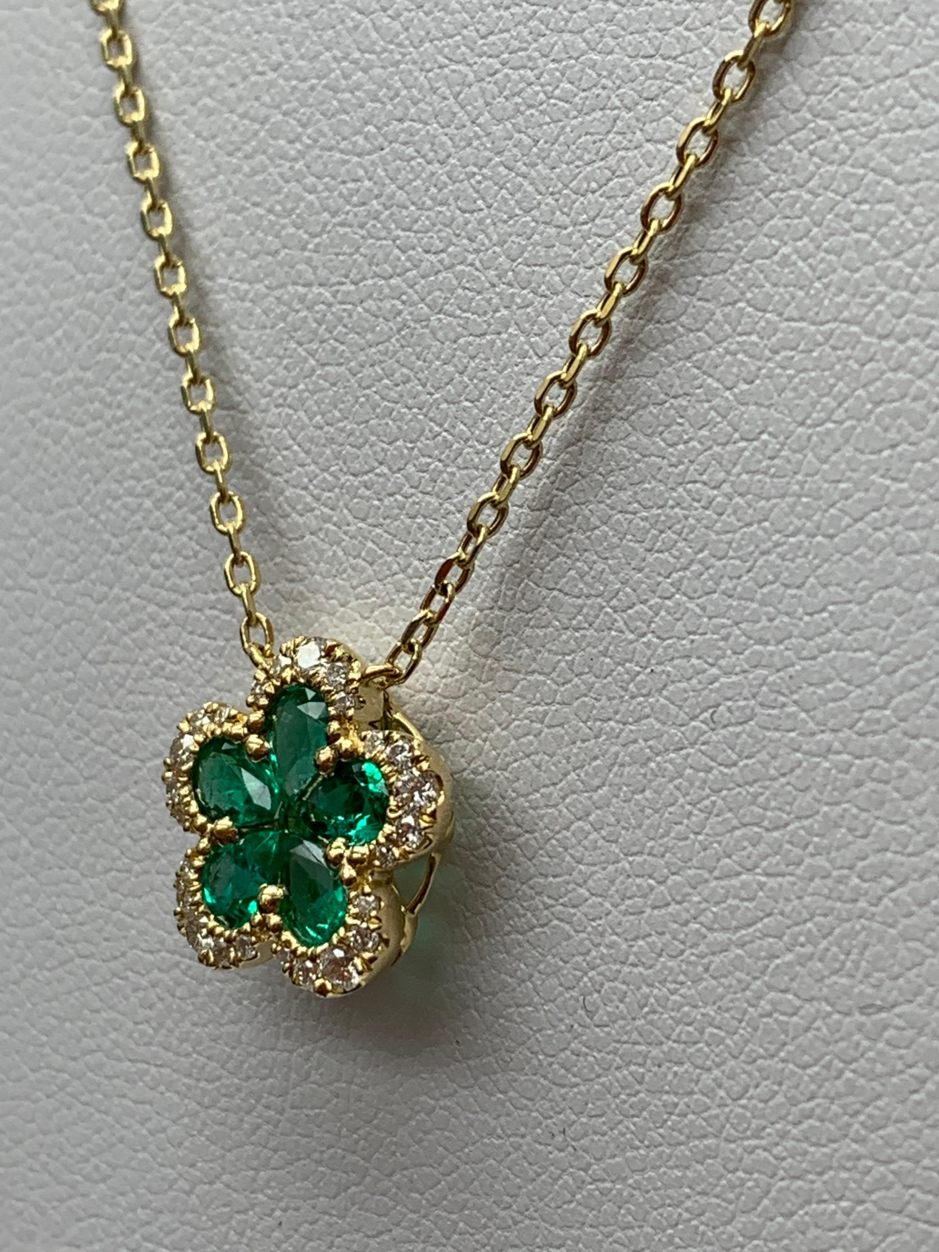 Collier pendentif en or jaune 18 carats avec émeraude fleurie et diamant de 0,62 carat Pour femmes en vente