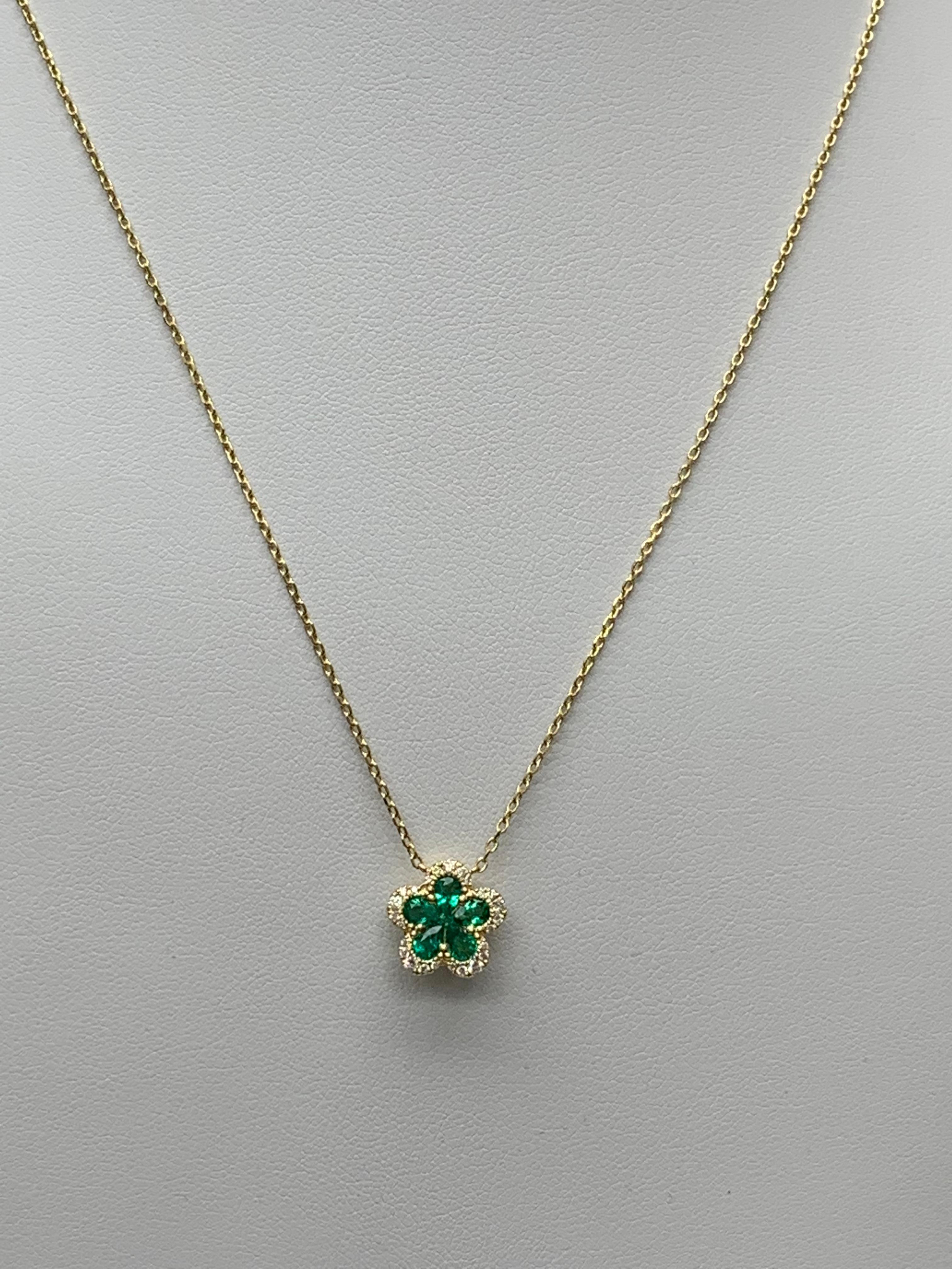 Collier pendentif en or jaune 18 carats avec émeraude fleurie et diamant de 0,62 carat en vente 1