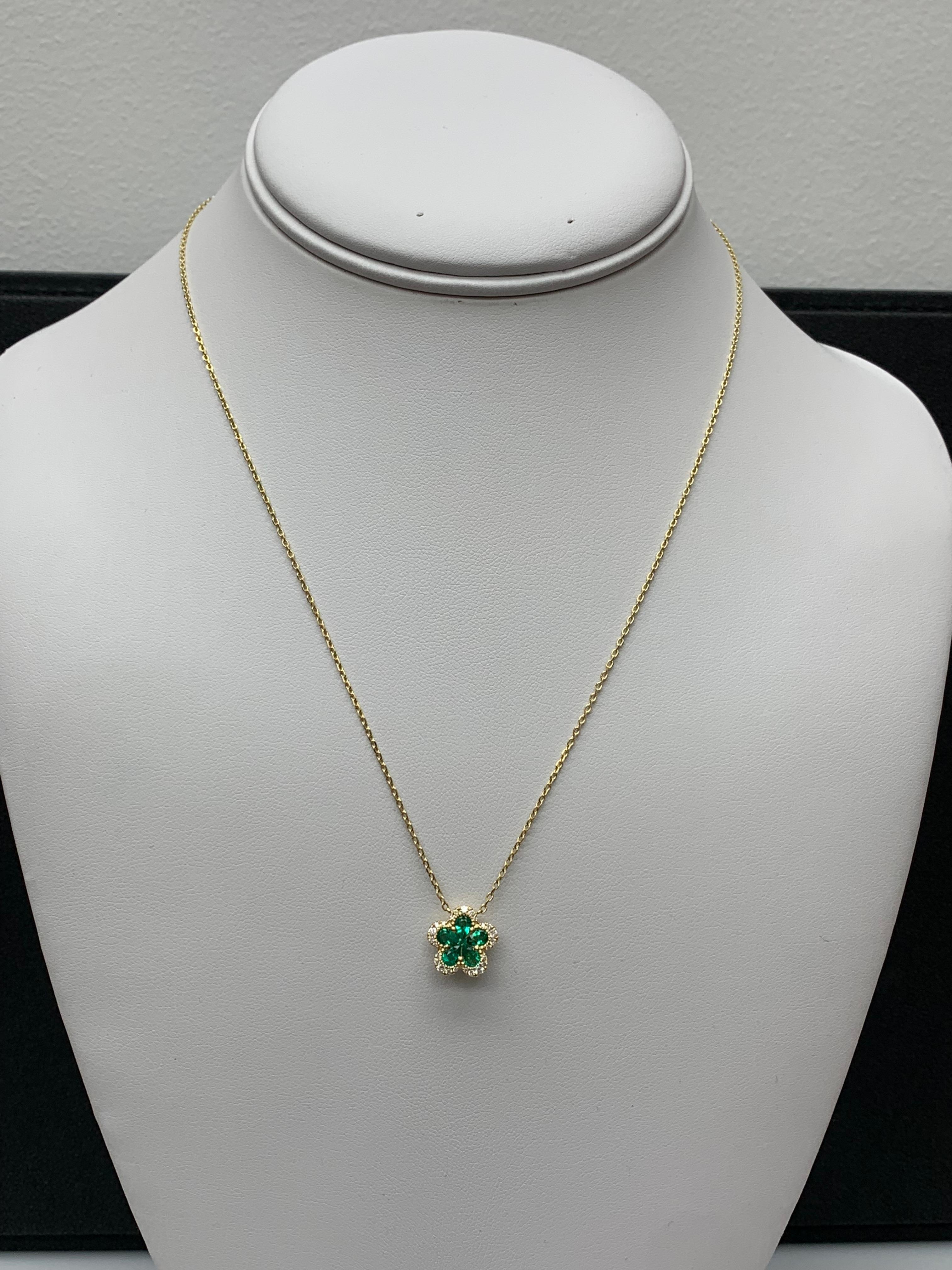 Collier pendentif en or jaune 18 carats avec émeraude fleurie et diamant de 0,62 carat en vente 2