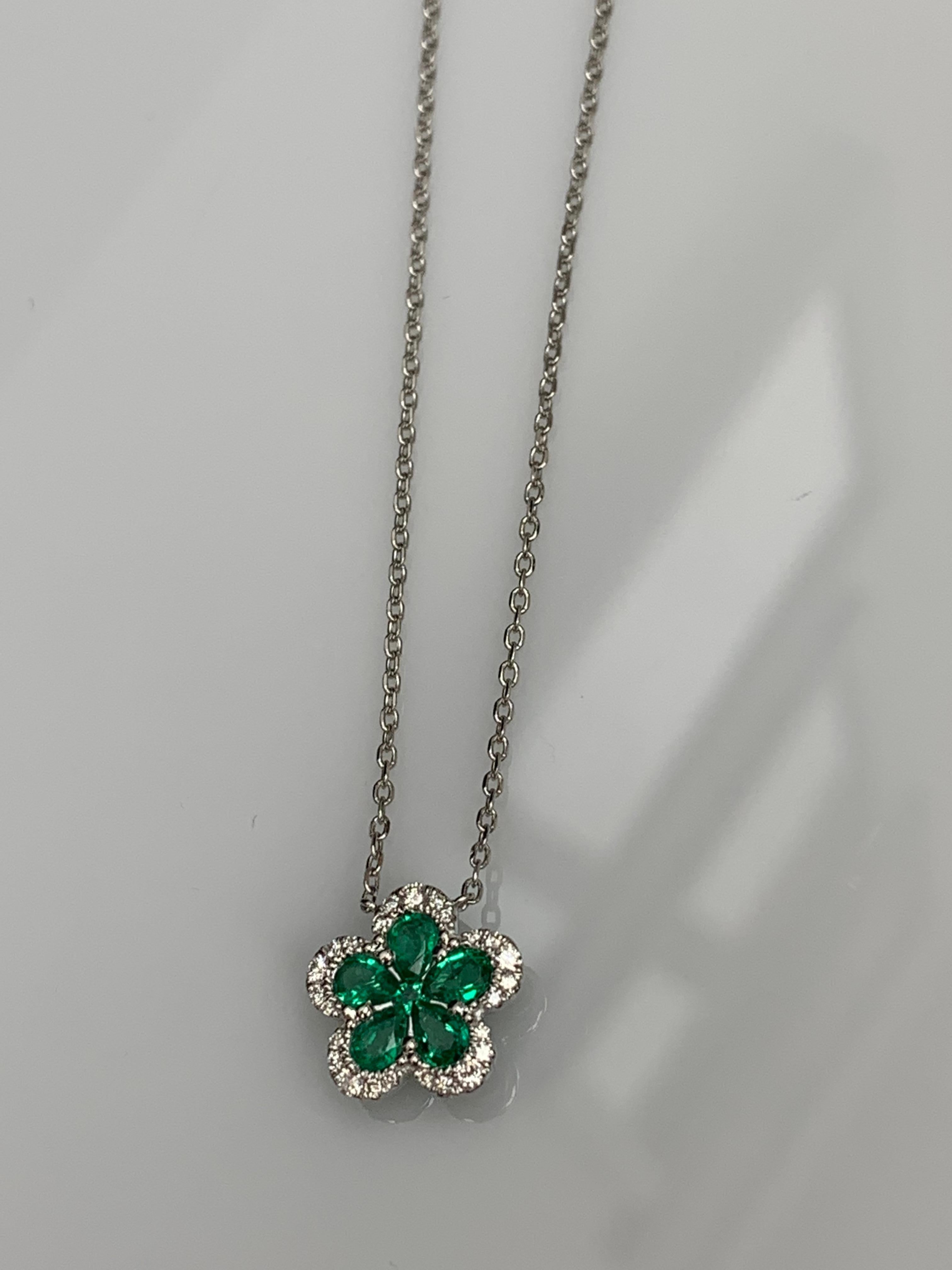 Collier pendentif en or blanc 18 carats avec rubis et diamants de 0,62 carat en forme de fleur Neuf - En vente à NEW YORK, NY