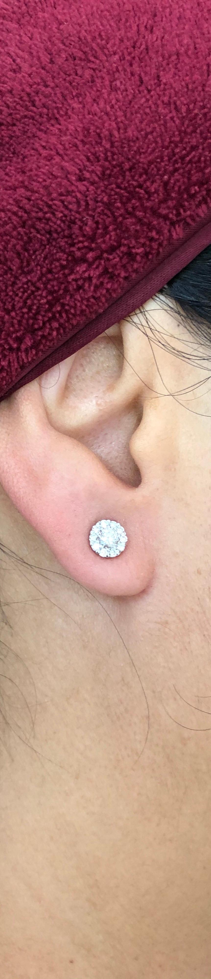 Taglio rotondo Orecchini a perno in oro bianco 14 carati con diamante tondo naturale da 0,62 carati e design a fiocco in vendita