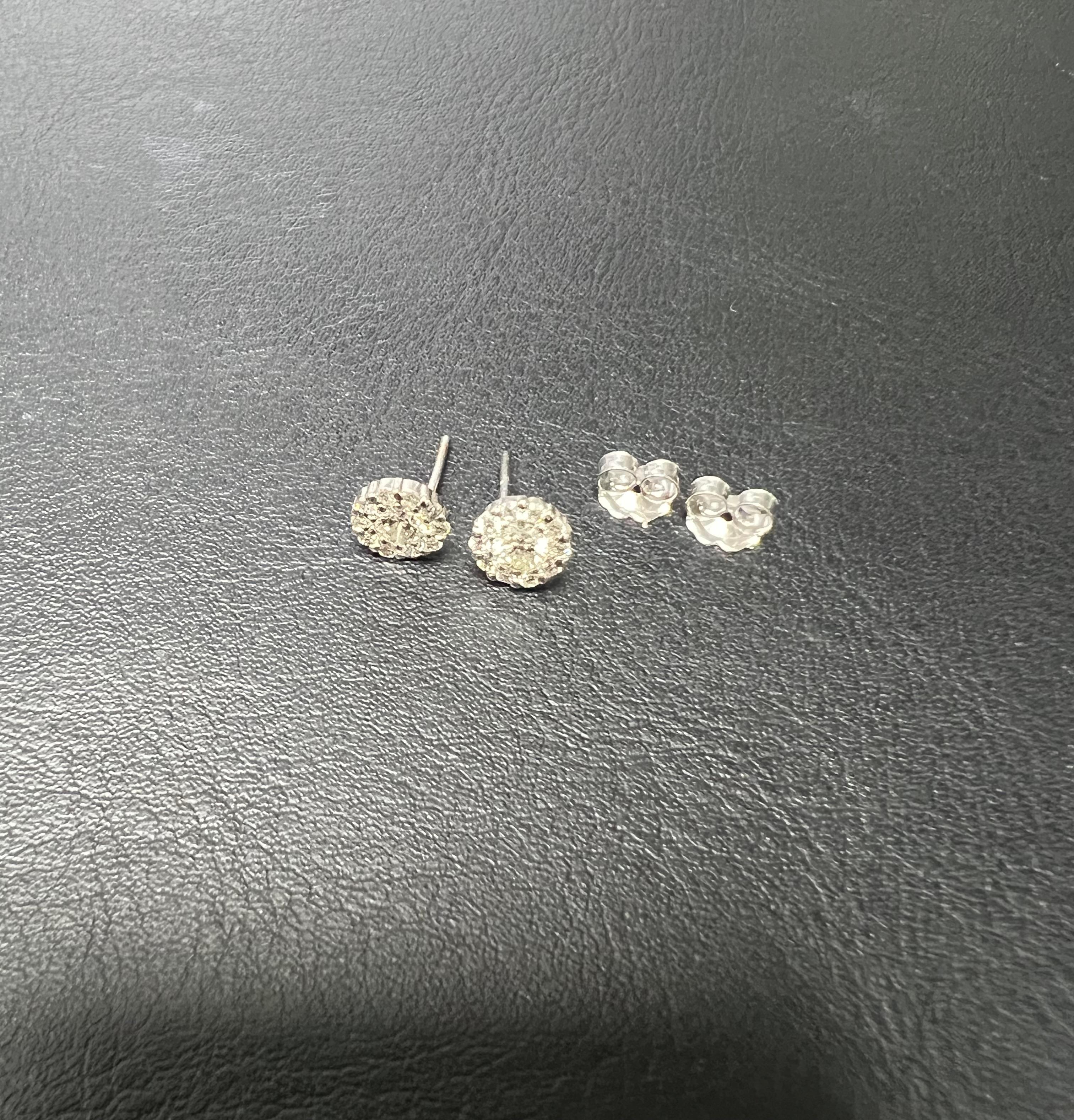 Orecchini a perno in oro bianco 14 carati con diamante tondo naturale da 0,62 carati e design a fiocco In condizioni Nuovo in vendita a Los Angeles, CA