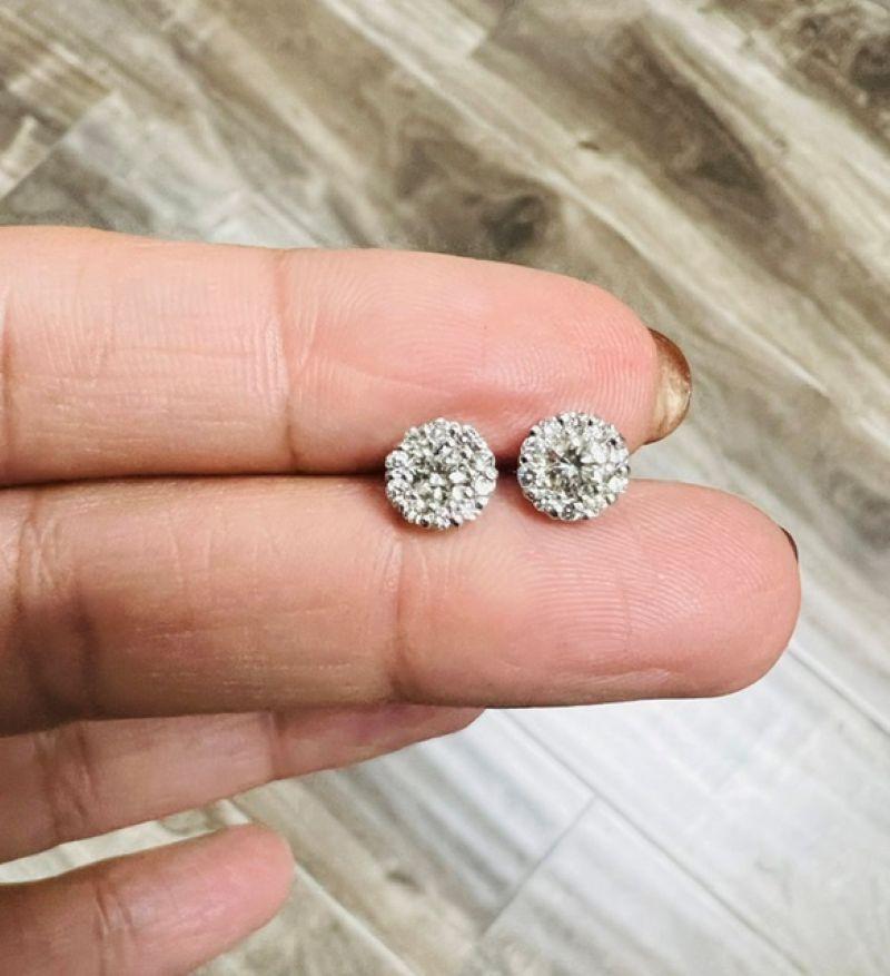 0,62 Karat Natürlicher Runder Diamant Blümchen-Design 14 Karat Weißgold Ohrstecker im Angebot 1