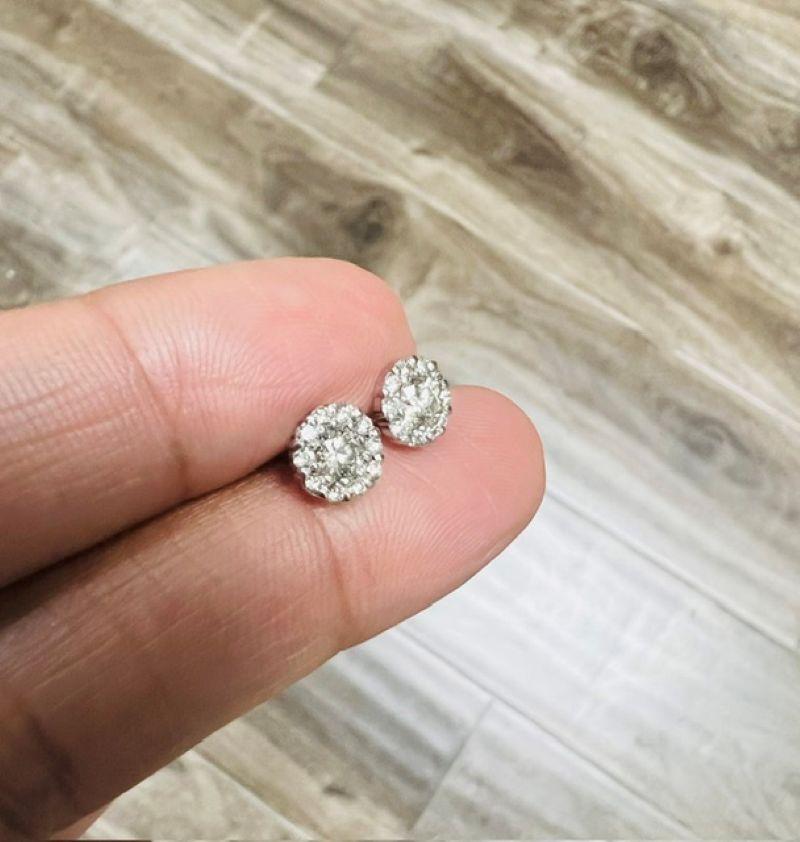 0,62 Karat Natürlicher Runder Diamant Blümchen-Design 14 Karat Weißgold Ohrstecker im Angebot 2