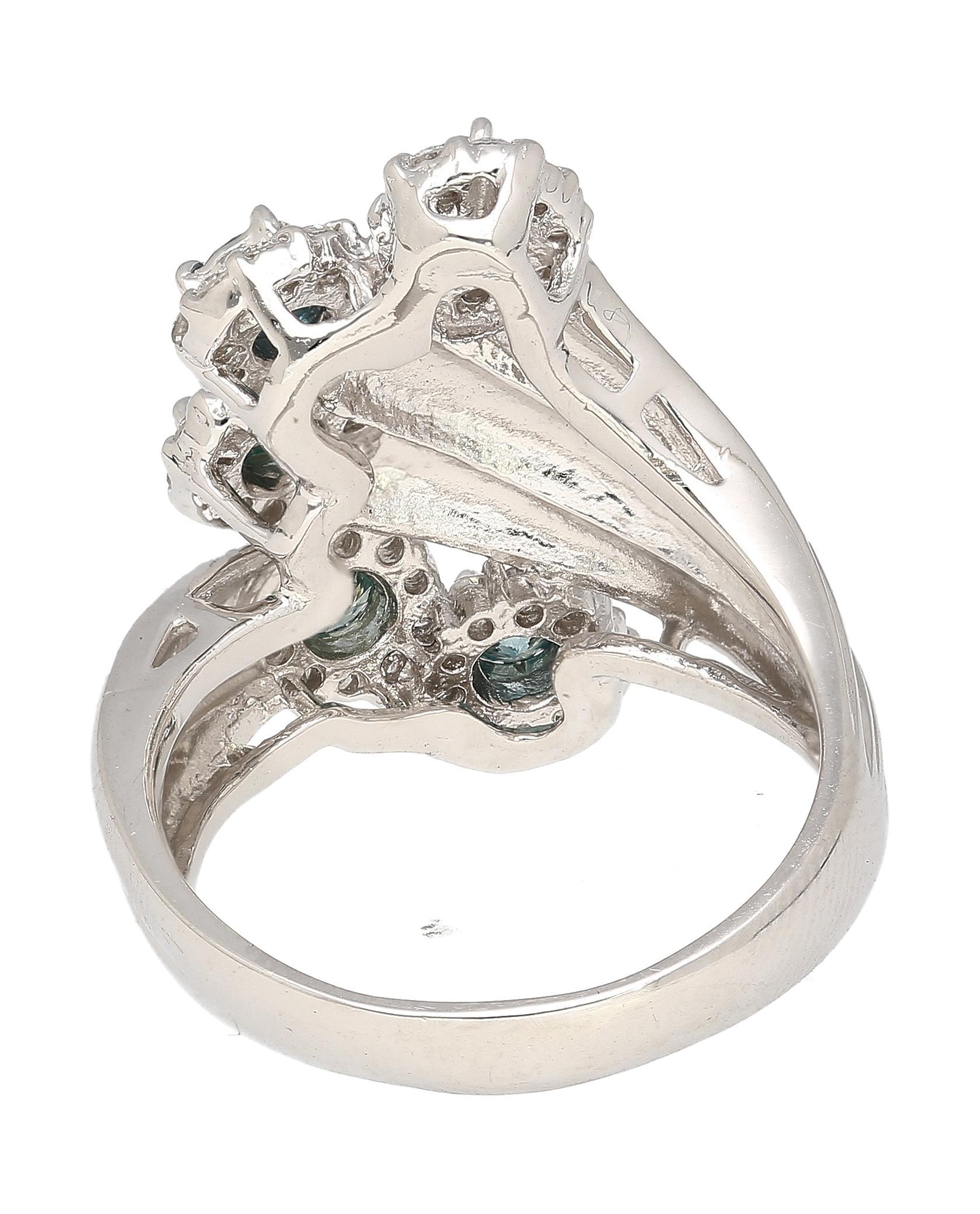 Taglio rotondo Anello di platino a 5 file curve con diamante blu e bianco rotondo da 0,62 carati in vendita