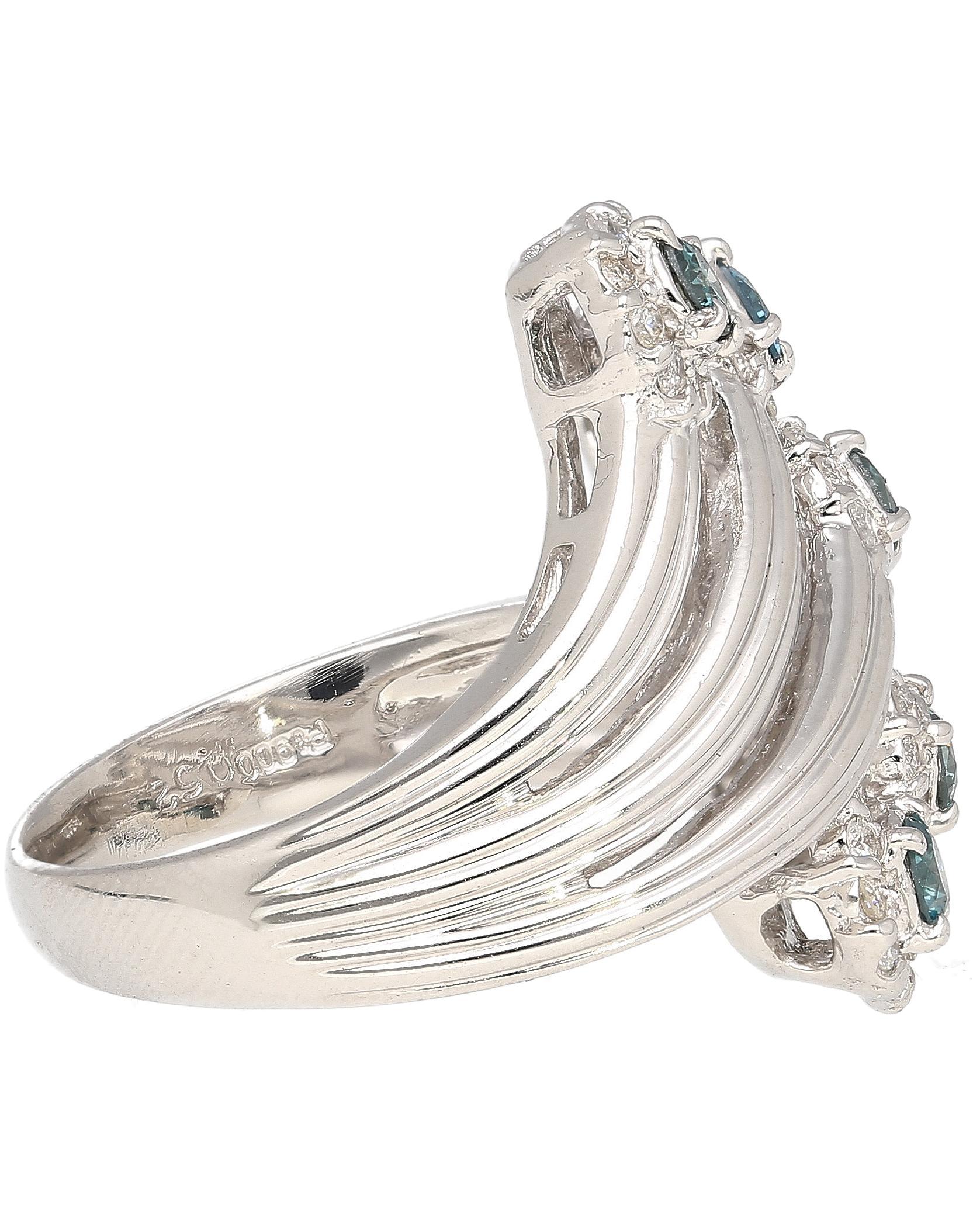 Anello di platino a 5 file curve con diamante blu e bianco rotondo da 0,62 carati In condizioni Nuovo in vendita a Miami, FL