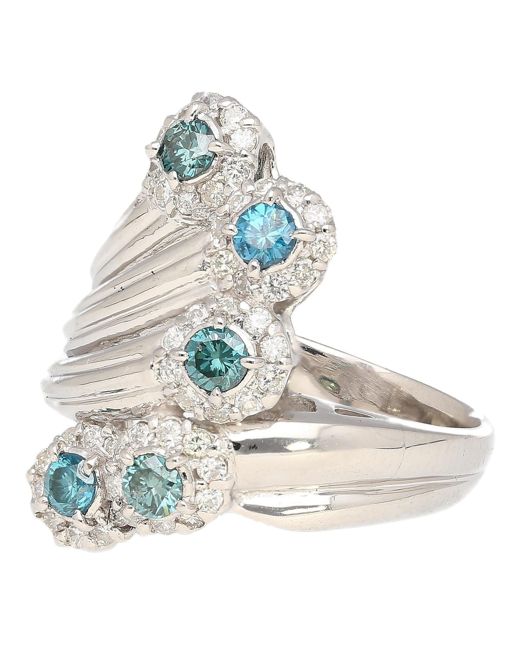 Anello di platino a 5 file curve con diamante blu e bianco rotondo da 0,62 carati in vendita 1
