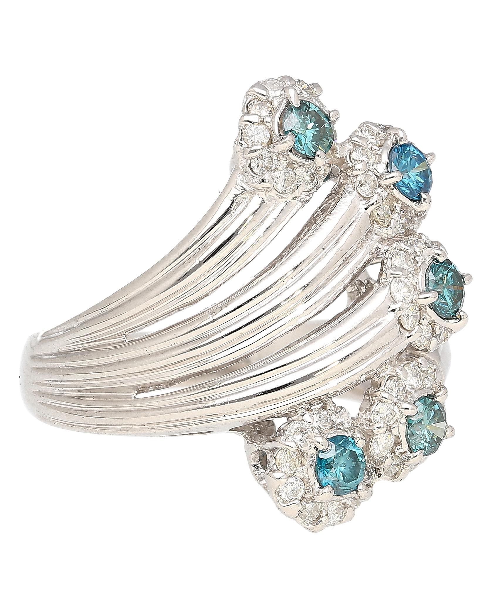 Anello di platino a 5 file curve con diamante blu e bianco rotondo da 0,62 carati in vendita 2