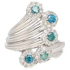 Anello di platino a 5 file curve con diamante blu e bianco rotondo da 0,62 carati