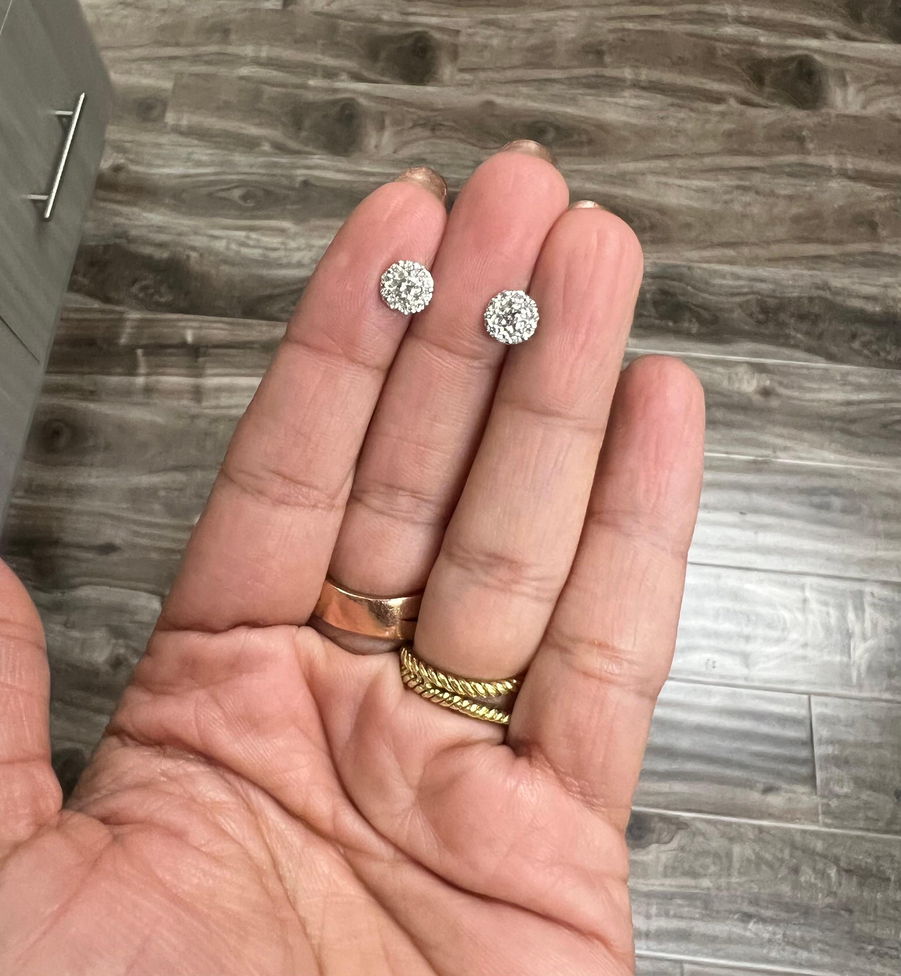 0,62 Karat Natürlicher Runder Diamant Blümchen-Design 14 Karat Weißgold Ohrstecker Damen im Angebot