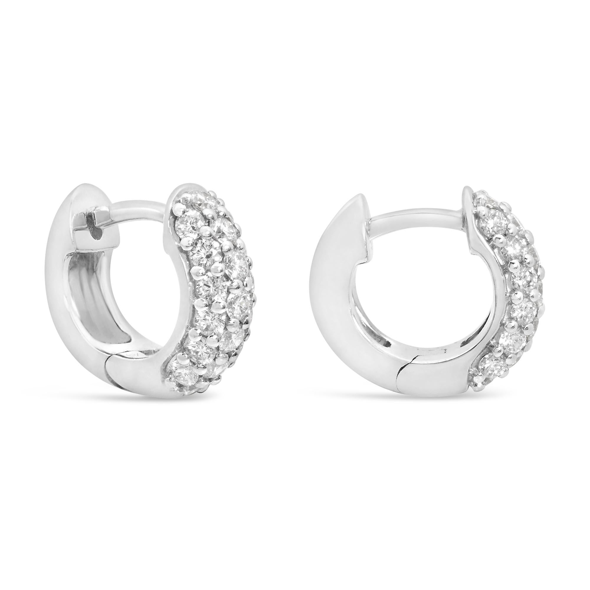Ein schickes Paar Huggie-Ohrringe mit insgesamt 0,62 Karat runden Diamanten im Brillantschliff, gefasst auf rund geformten Huggies, die sich eng an das Ohr schmiegen. Fein gearbeitet mit 18 Karat Weißgold. Perfekt für Freizeitkleidung. 

Roman