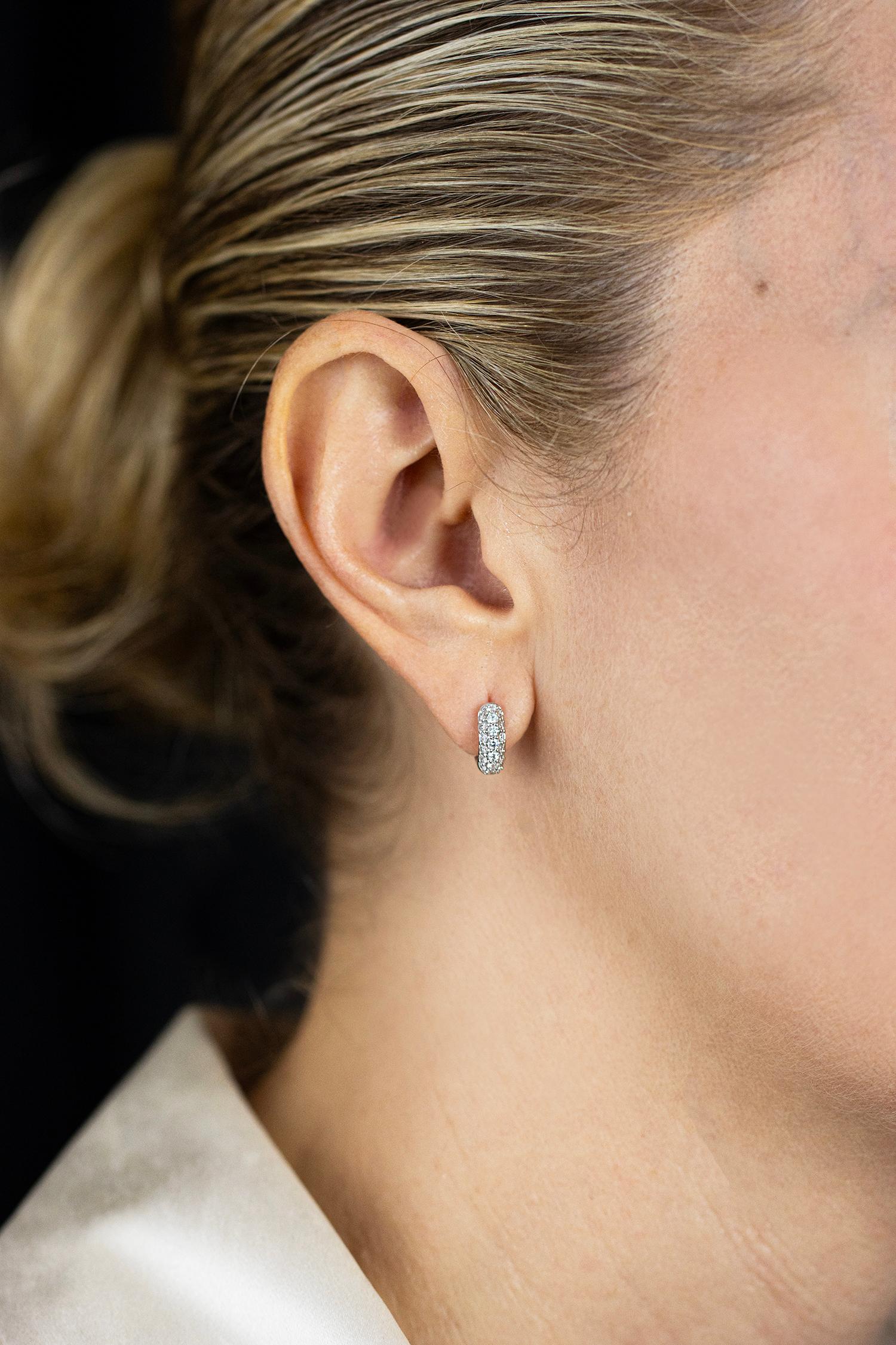 Roman Malakov 0,62 Karat runder Diamant im Brillantschliff im Brillantschliff Huggie-Ohrringe im Zustand „Neu“ im Angebot in New York, NY