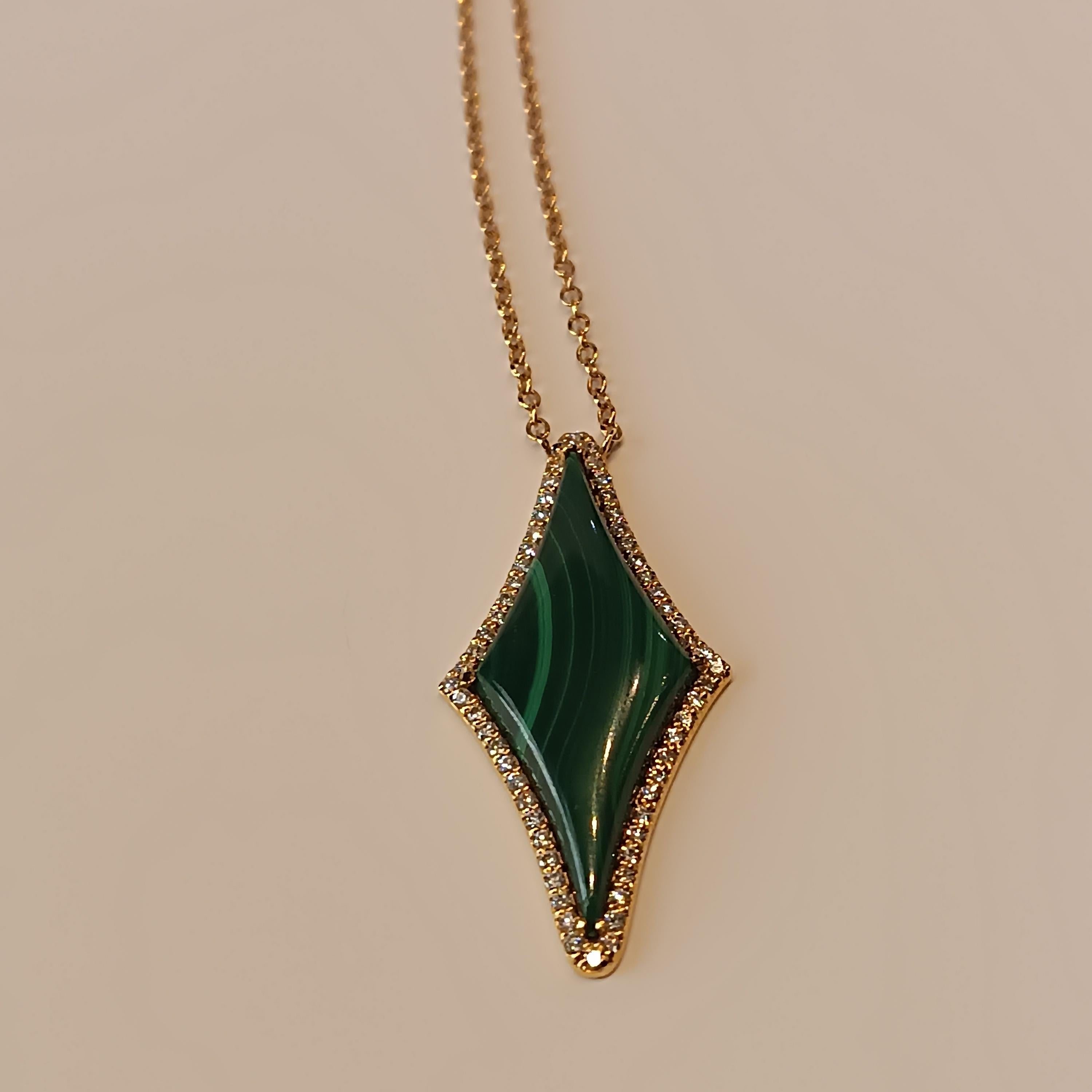 This wonderful Leo Milano pendant from our Brera  collection shows in every detail a very complicate yet perfectly done workmanship. The pendant and the chain are in 18 carat rose gold with malachite . The object weights 9.03 grams the total