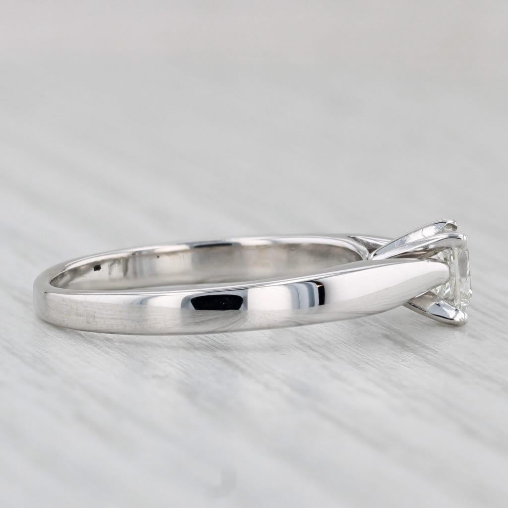 Informationen zu Edelsteinen:
- Natürlicher Diamant -
Karat - 0,62ct 
Schnitt - Prinzessin
Farbe - J
Klarheit - I2 

Metall: 14k Weißgold
Gewicht: 3,8 Gramm 
Briefmarken: 14k
Stirnseite Höhe: 5.6 mm 
Höhe über dem Finger: 6 mm
Breite des