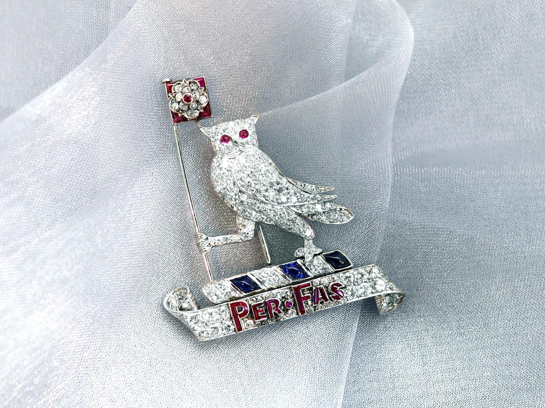 0.62Ct Ruby, 0.50Ct Sapphire and 3.15Ct Diamond, Platinum Owl Brooch Circa 1940 In Excellent Condition For Sale In Jesmond, Newcastle Upon Tyne