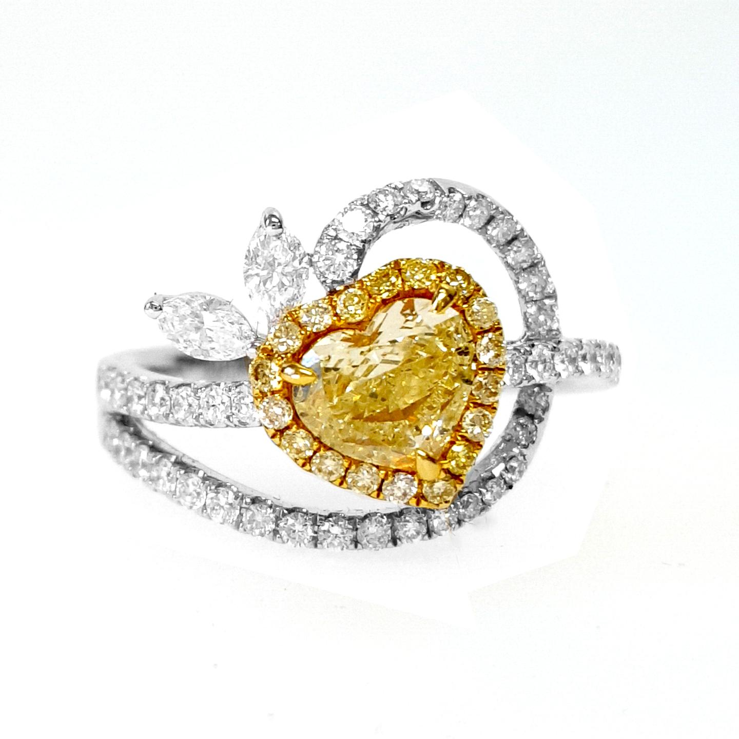 0.63 Carat Green-Yellow Heart Diamond Engagement Cocktail Ring, GIA Certificate In New Condition For Sale In New York, NY