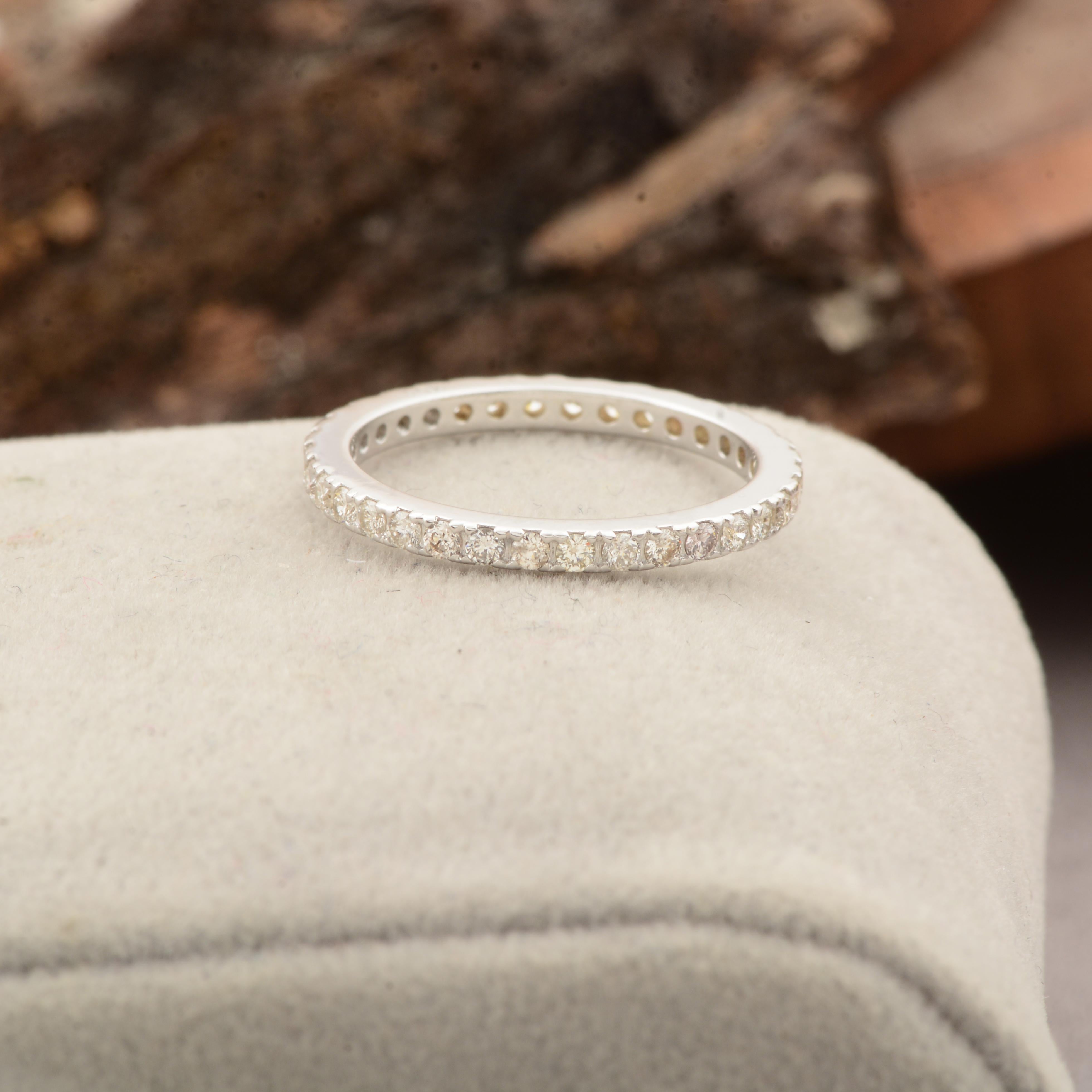 Im Angebot: 0,63 Karat Pavé-Diamant-Eternity-Ring aus massivem 10k Weißgold () 7