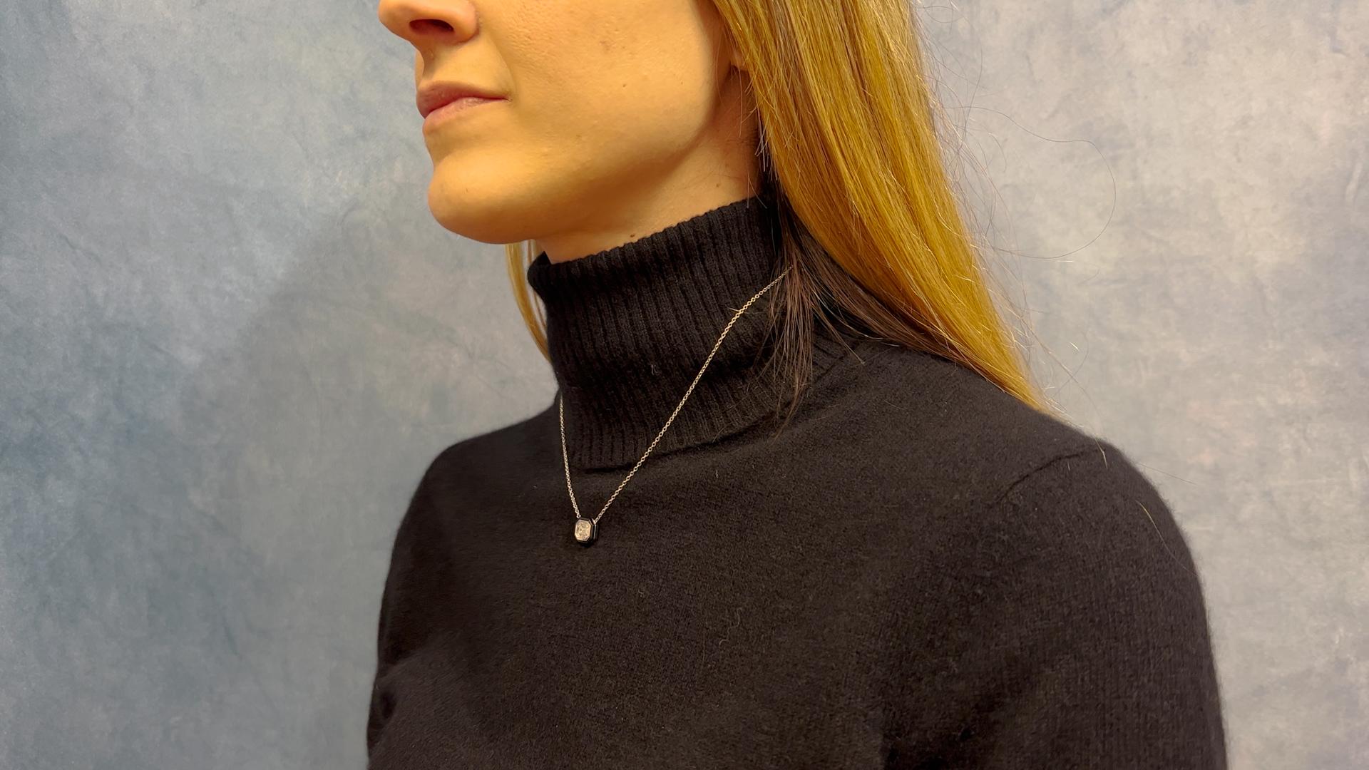 Taille baguette Collier pendentif en or blanc 18 carats avec diamants et onyx d'un poids total de 0,63 carat