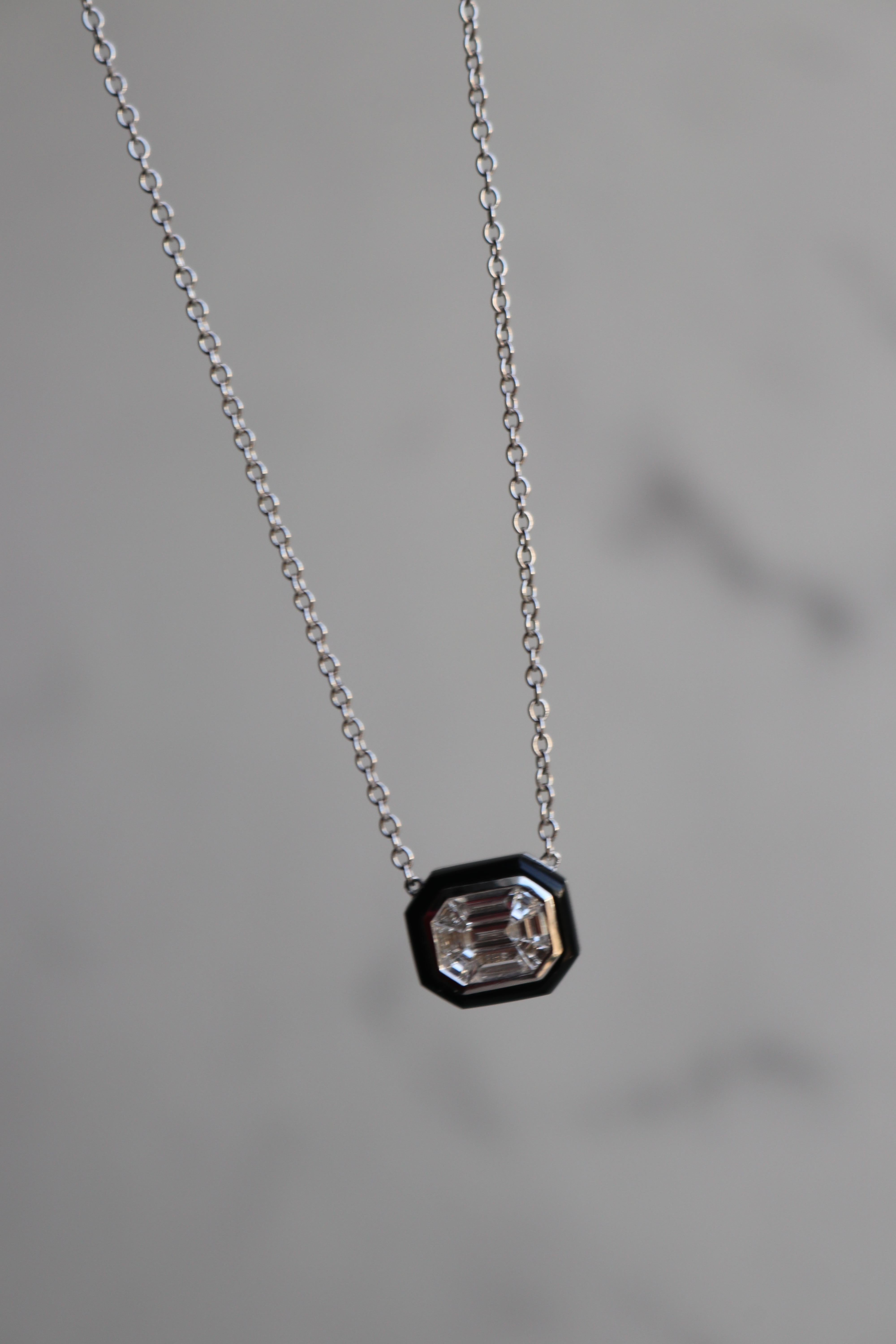 Collier pendentif en or blanc 18 carats avec diamants et onyx d'un poids total de 0,63 carat 1
