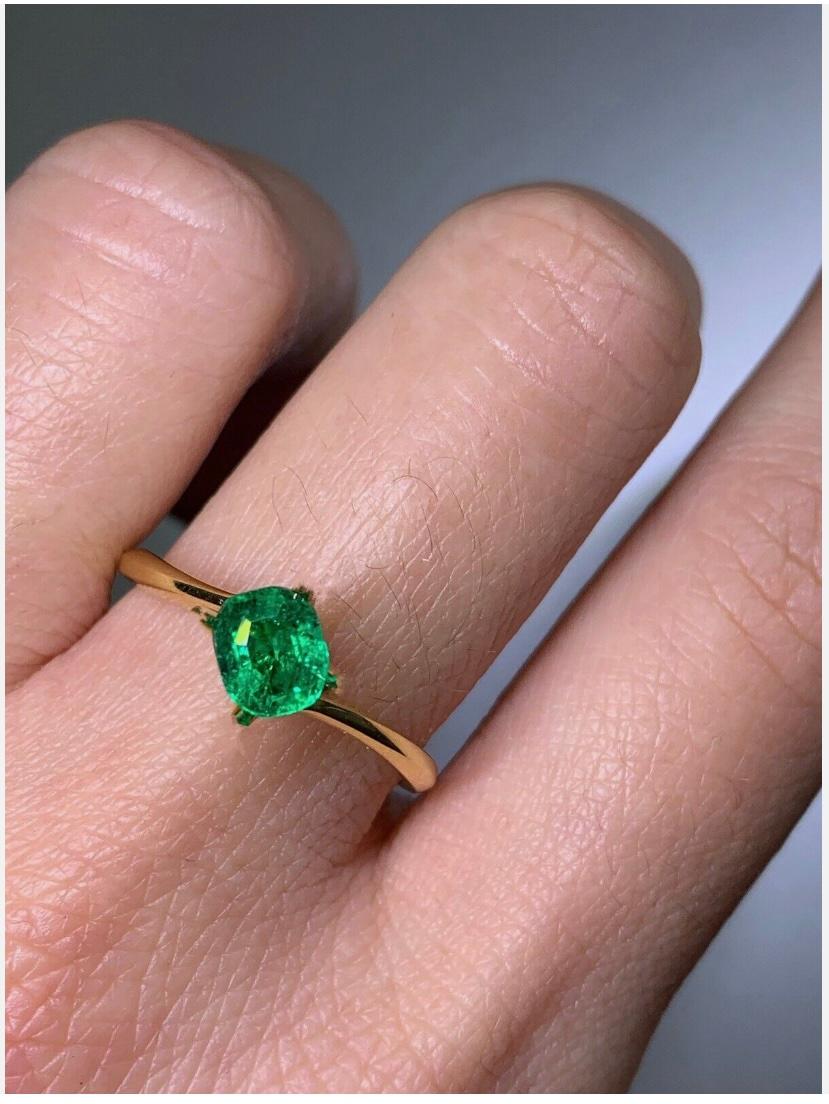0.63ct Green Emerald Solitaire Engagement Ring In 18ct Yellow Gold
This stunning 0.63ct green emerald solitaire engagement ring is the perfect symbol of your love and commitment. Crafted from high-quality 18ct yellow gold, this ring features a