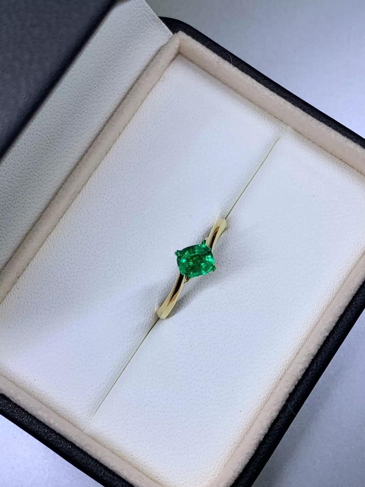 0.63ct Green Emerald Solitaire Engagement Ring In 18ct Yellow Gold In New Condition For Sale In London, GB