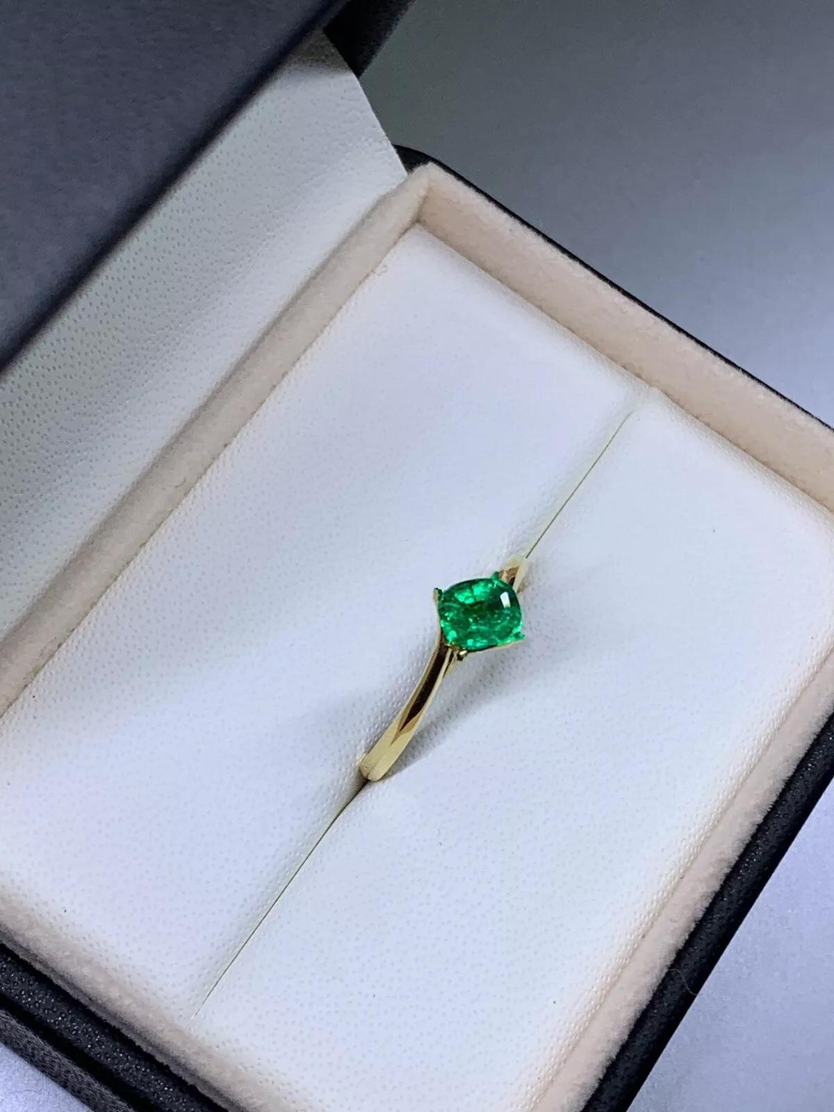 Women's 0.63ct Green Emerald Solitaire Engagement Ring In 18ct Yellow Gold For Sale