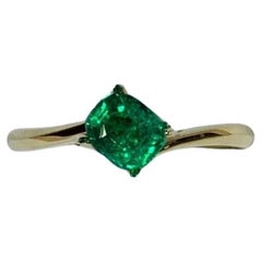 Anillo de compromiso solitario con esmeralda verde de 0,63 ct en oro amarillo de 18 ct