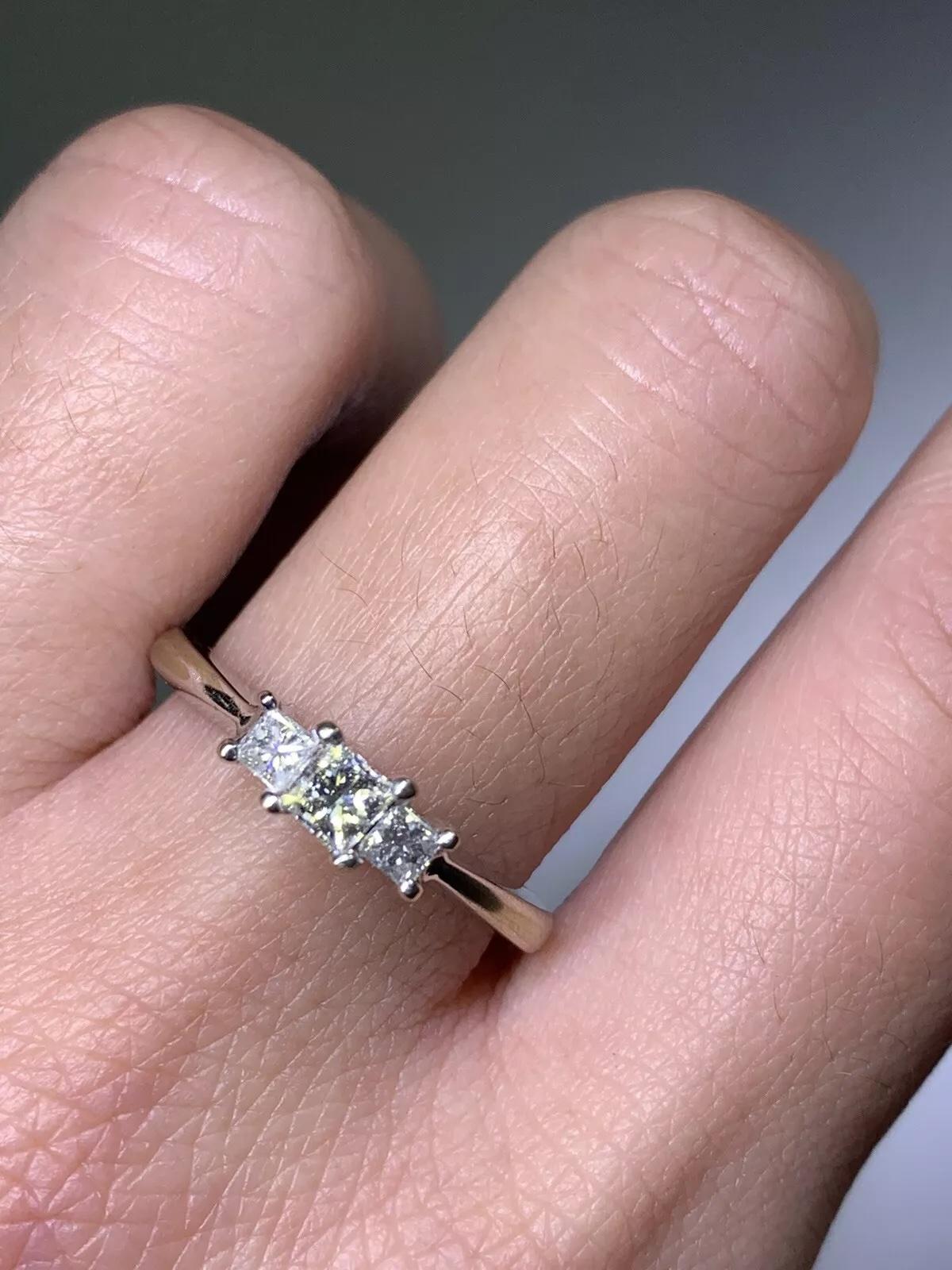 Verwöhnen Sie Ihren zukünftigen Ehepartner mit diesem 0,63ct Princess Diamond Trilogy Verlobungsring von Trilogy. Dieser atemberaubende Ring aus 18-karätigem Weißgold besteht aus einem Trio natürlicher Diamanten mit exzellentem Schliff, Farbe F und