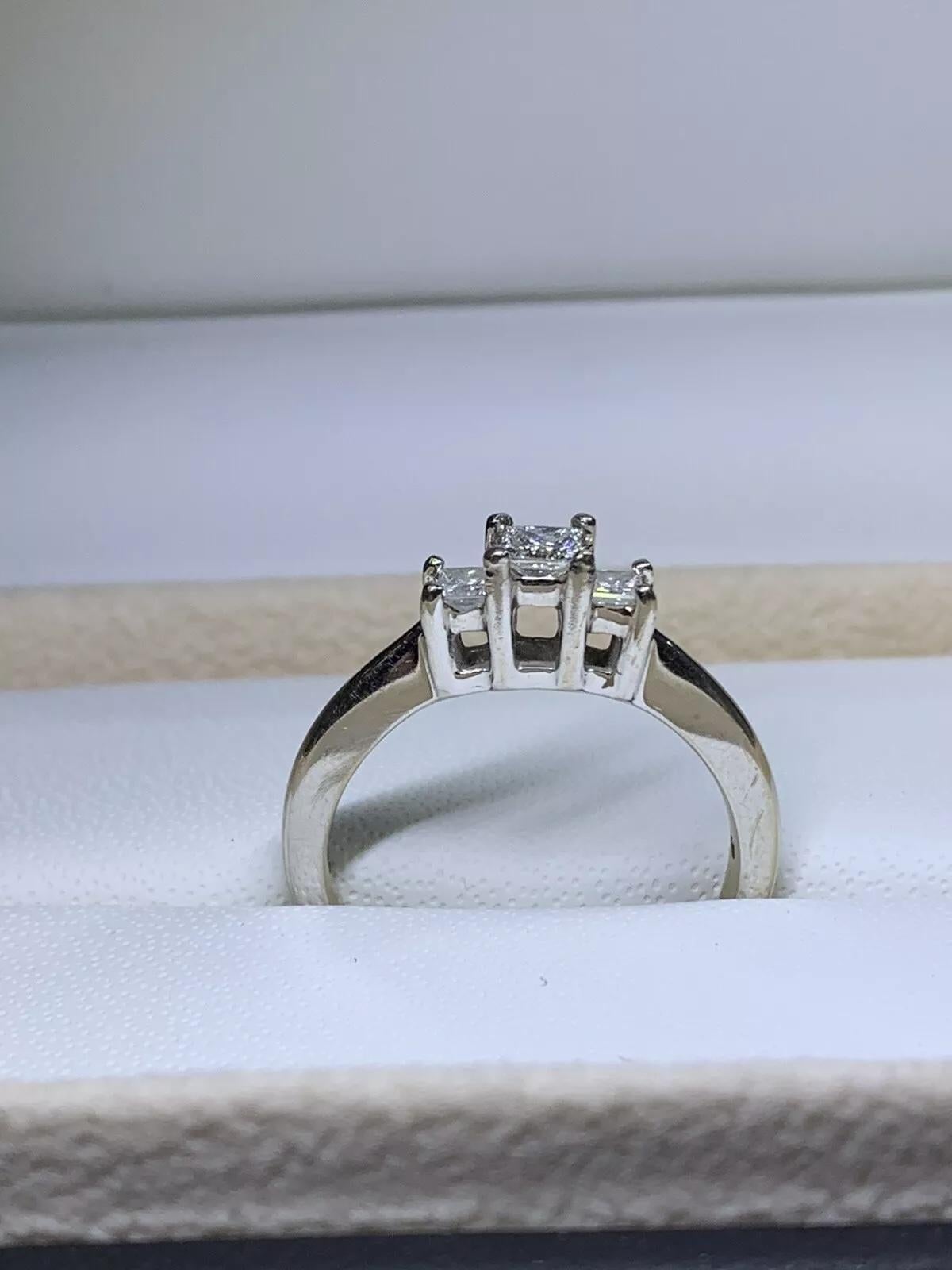 0,63ct Prinzessin Diamant Trilogie Verlobungsring in 18ct Weißgold (Carréschliff) im Angebot