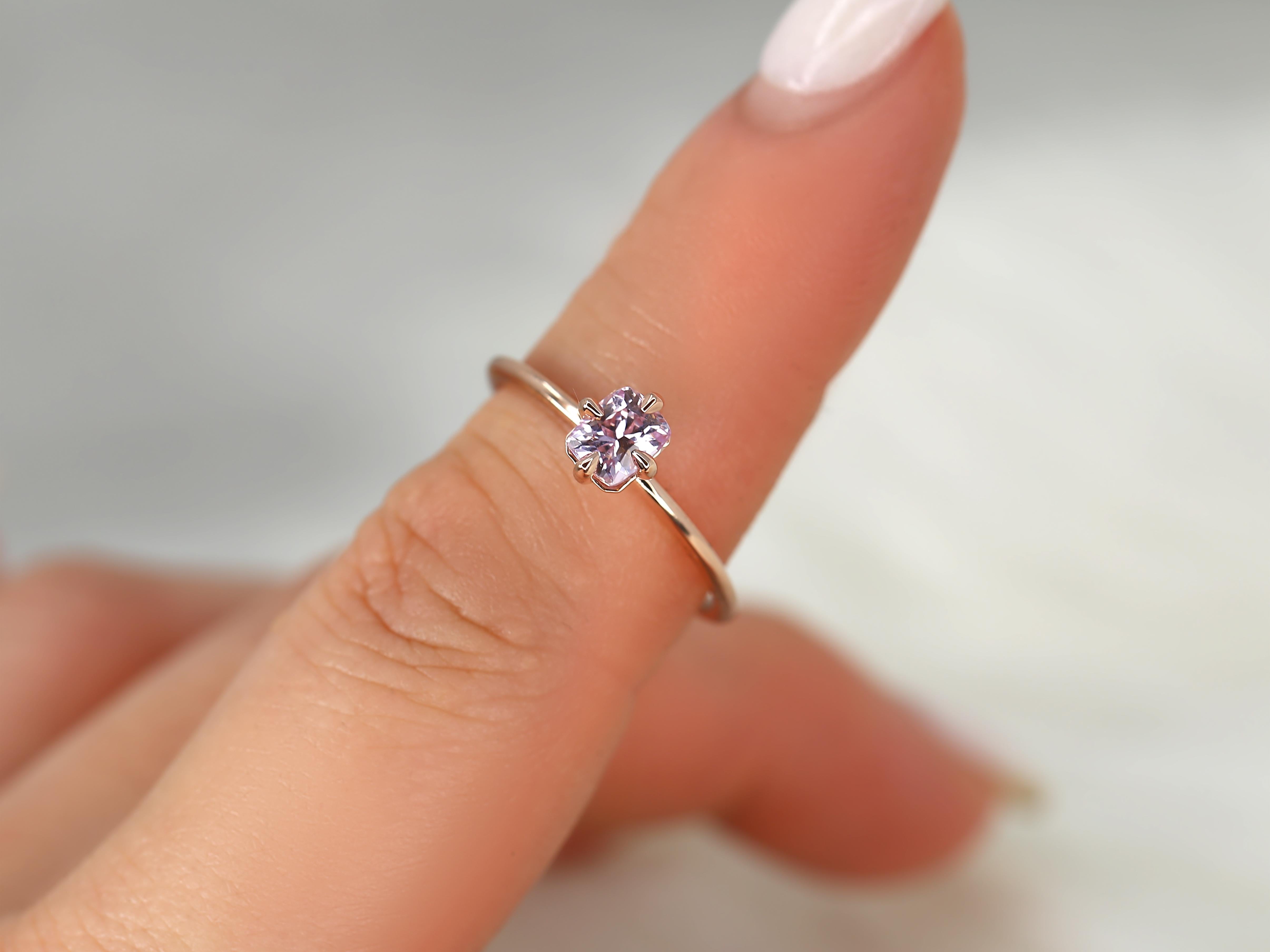 0.63ct Ready to Ship Rita 14kt Gold Blush Sapphire Radiant Solitaire Ring Unisexe en vente