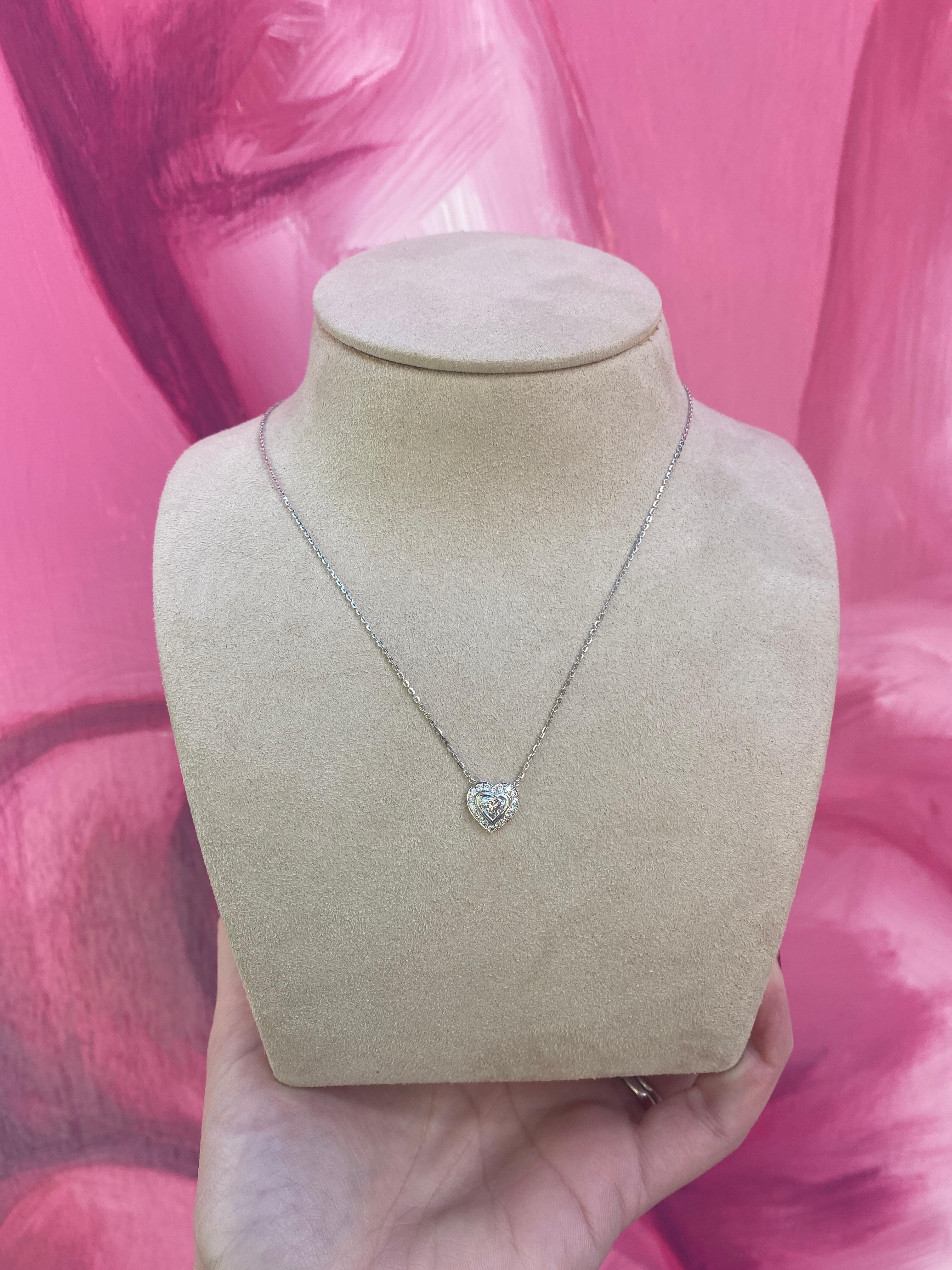 Taille cœur Collier pendentif en or blanc 18 carats avec halo de diamants en forme de cœur et diamants de 0,63 carat sertis sur le chaton en vente