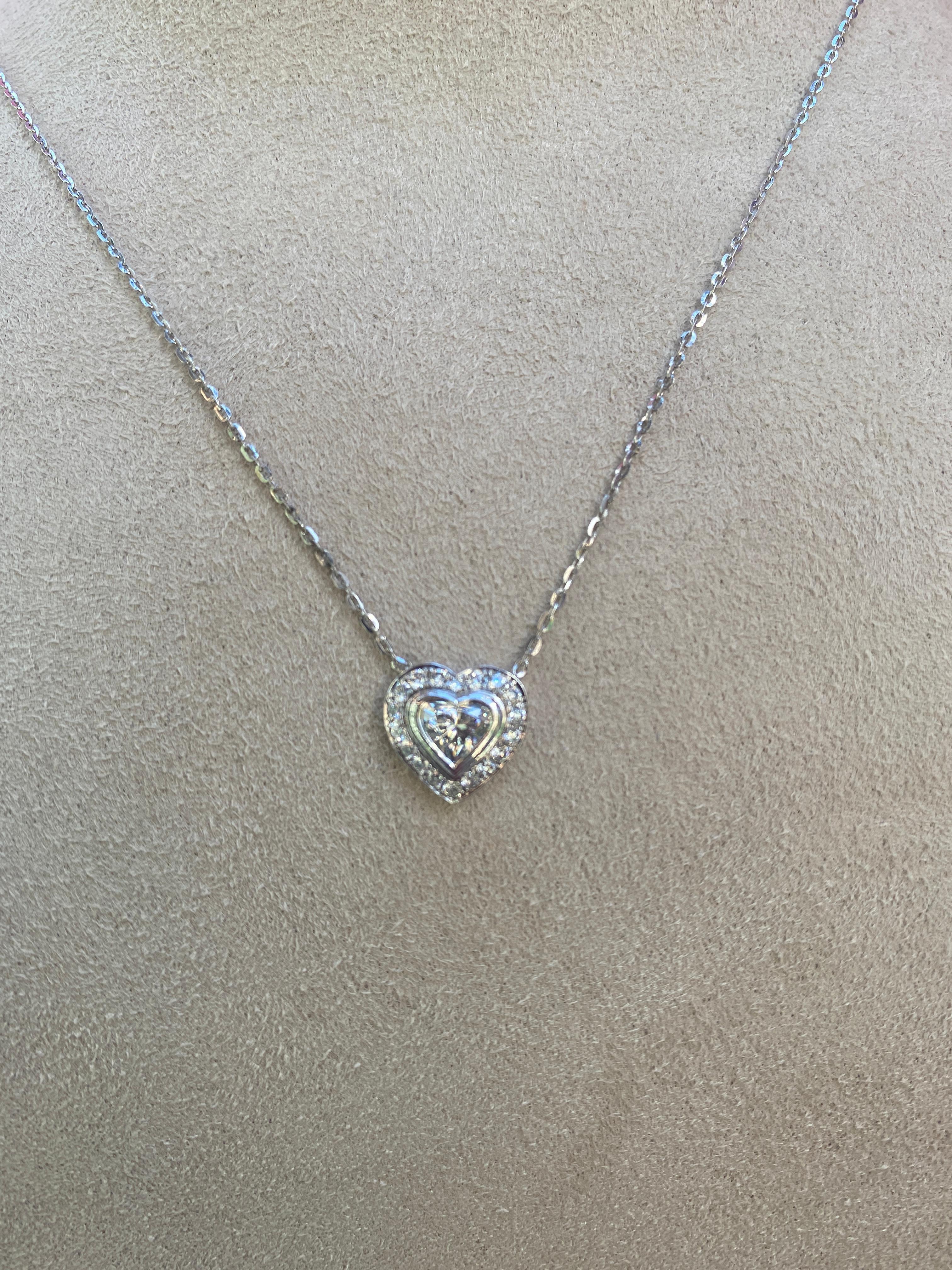 Collier pendentif en or blanc 18 carats avec halo de diamants en forme de cœur et diamants de 0,63 carat sertis sur le chaton Neuf - En vente à Houston, TX