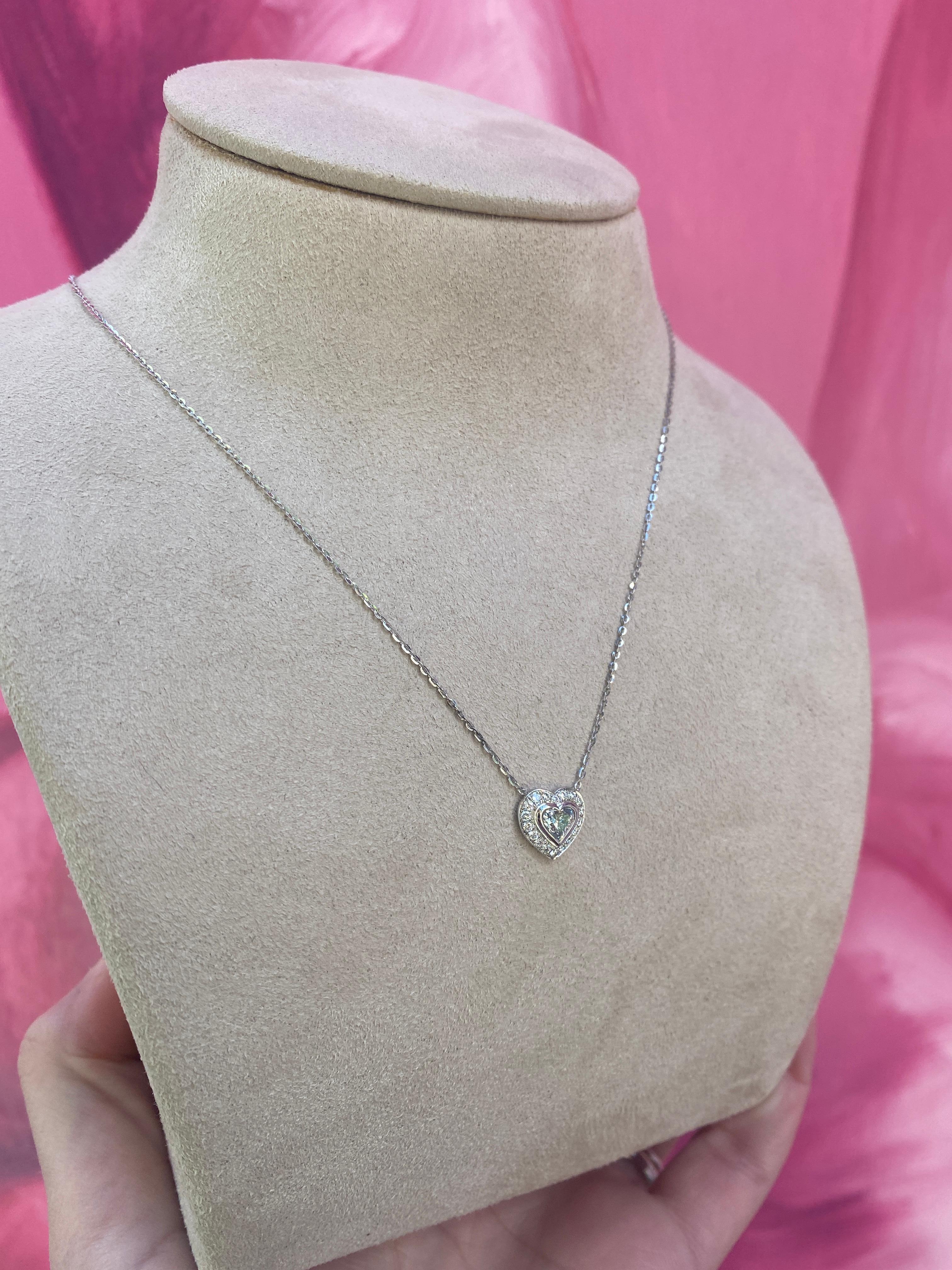 Collier pendentif en or blanc 18 carats avec halo de diamants en forme de cœur et diamants de 0,63 carat sertis sur le chaton Unisexe en vente