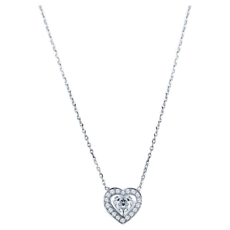 Collier pendentif en or blanc 18 carats avec halo de diamants en forme de cœur et diamants de 0,63 carat sertis sur le chaton en vente