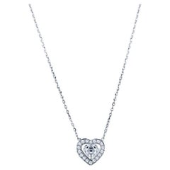 Collier pendentif en or blanc 18 carats avec halo de diamants en forme de cœur et diamants de 0,63 carat sertis sur le chaton
