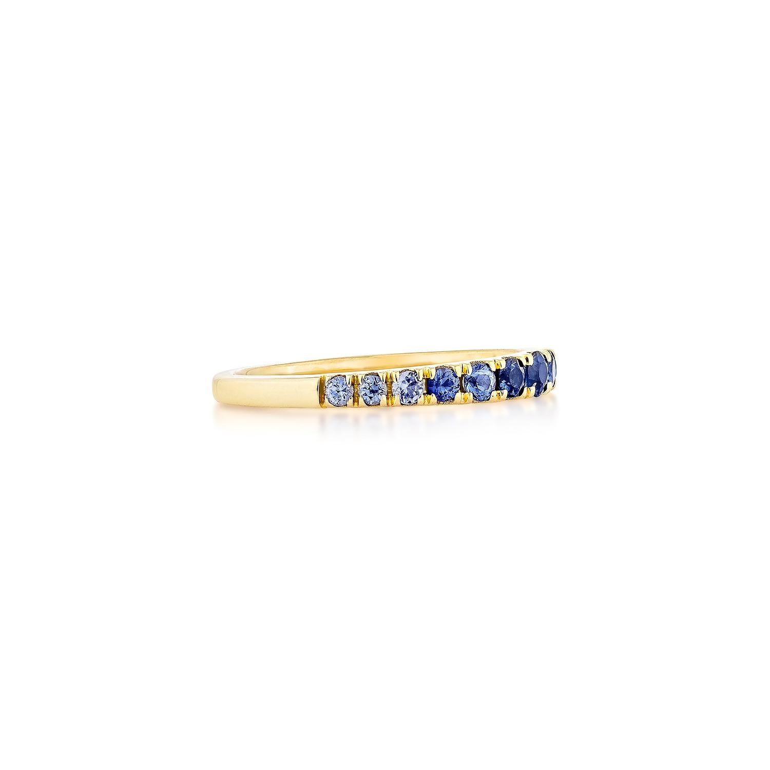Erhöhen Sie Ihren Stil mit unserem stapelbaren Ring mit blauem Saphir, der mit einem schillernden blauen Saphir in 14 Karat Gelbgold geschmückt ist. Dieser zarte und doch bezaubernde Ring verleiht jedem Look einen Hauch von Eleganz, ob allein