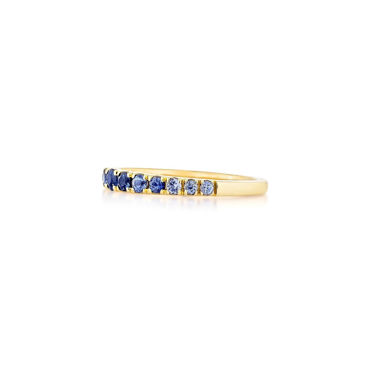 Stapelbarer Ring aus 14 Karat Gelbgold mit 0,64 Karat blauem Saphir.   (Rundschliff) im Angebot