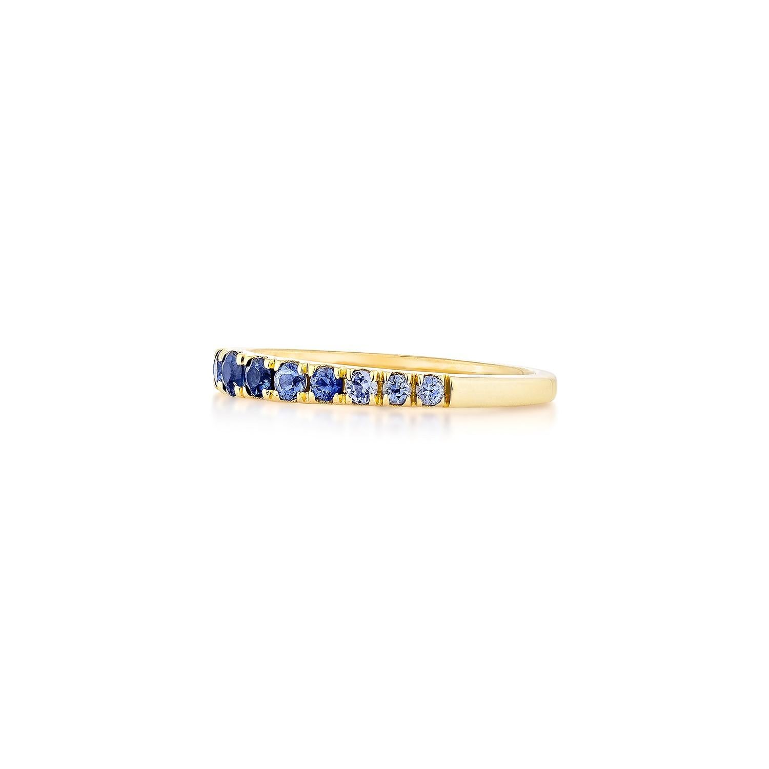 Taille ronde Sunita Nahata saphir bleu 0.64 carats Bague empilable en or jaune 14 carats. en vente