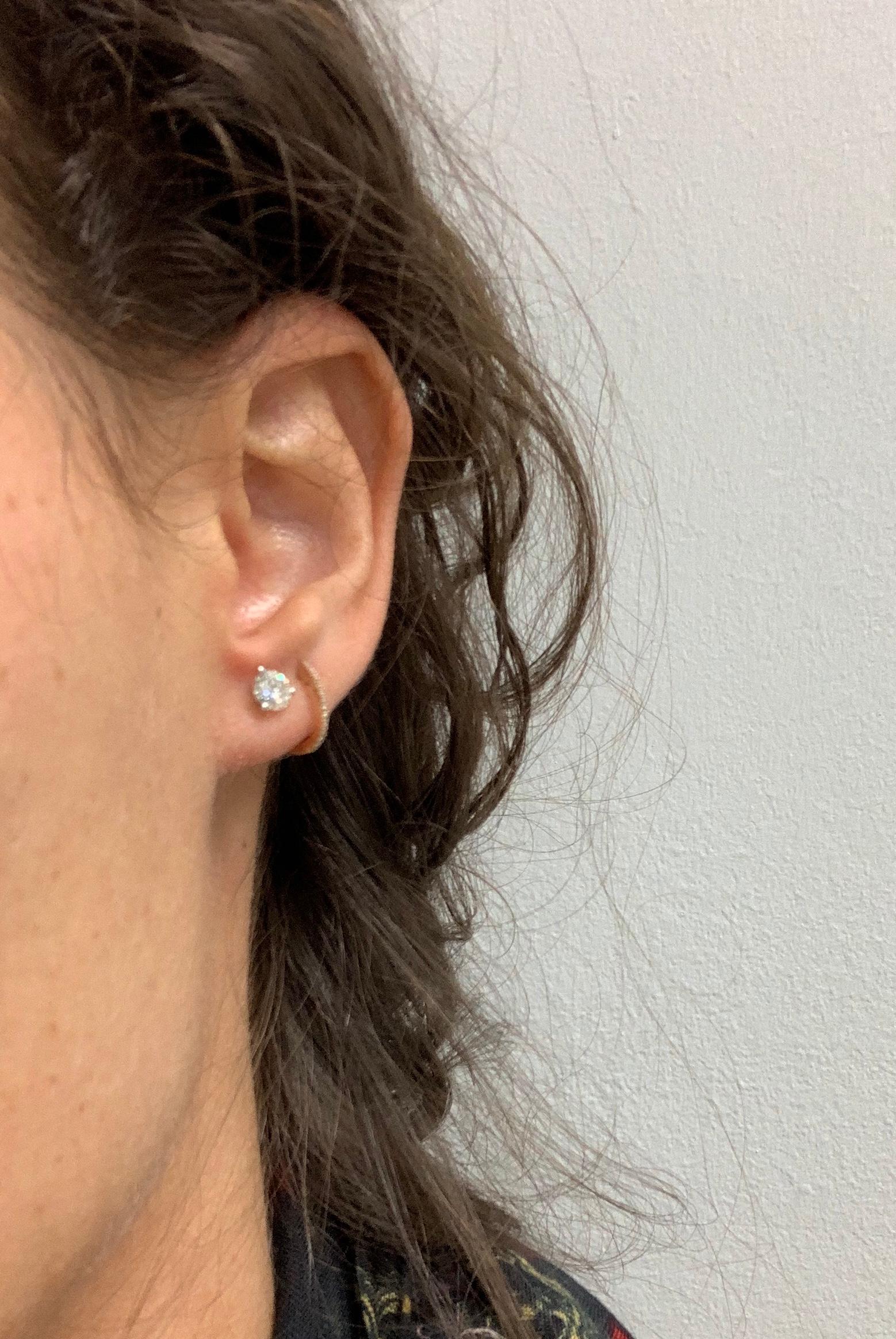 Small Classic Diamond Stud Earrings In New Condition In Miami, FL