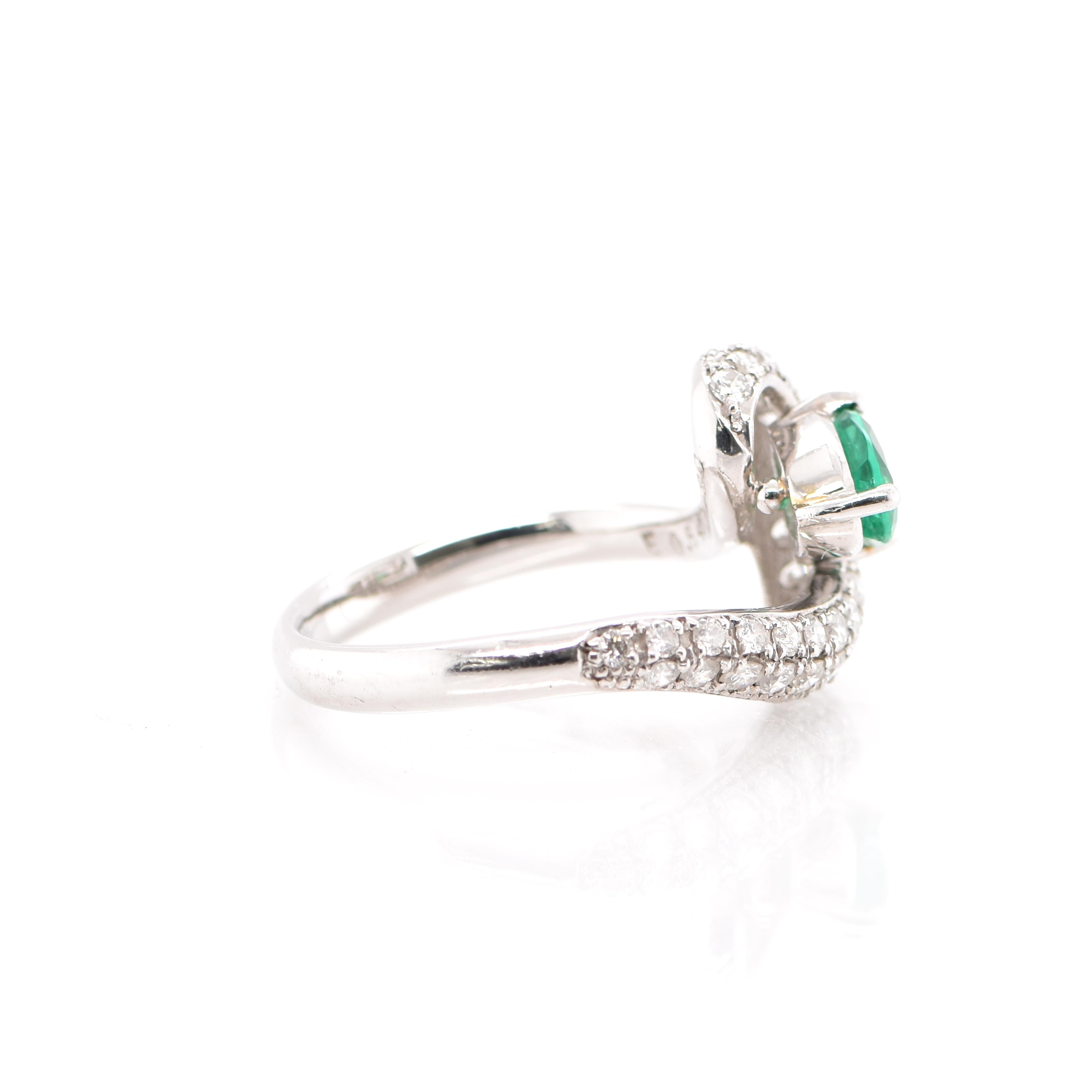 0.64 Carat Natural Emerald and Diamond Ring Set in Platinum In Excellent Condition In Tokyo, JP