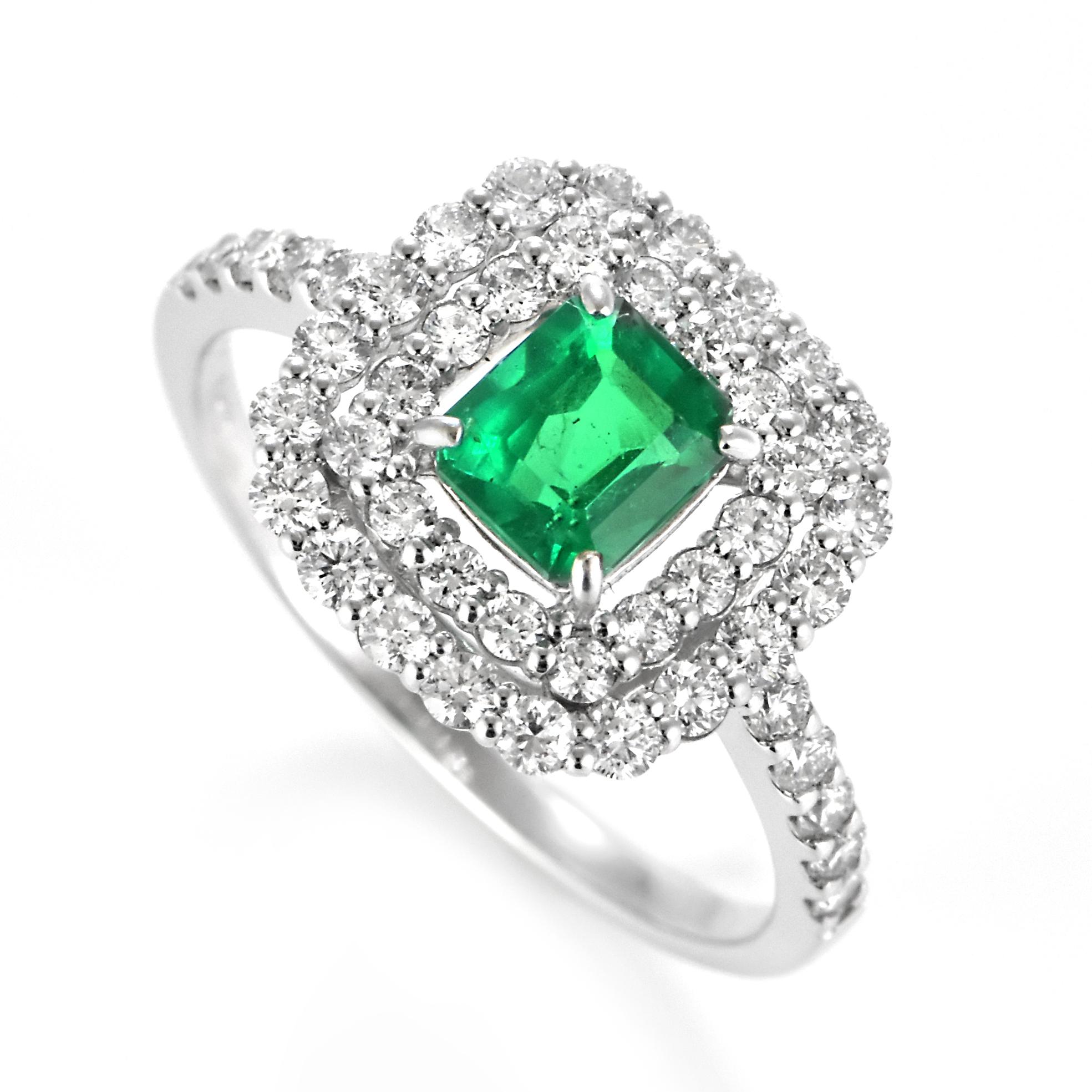 Ein atemberaubender Ring mit einem natürlichen kolumbianischen Smaragd von 0,64 Karat und Diamanten von 0,72 Karat, gefasst in Platin. Seit Tausenden von Jahren bewundern die Menschen das Grün des Smaragds. Smaragde werden seit jeher mit den